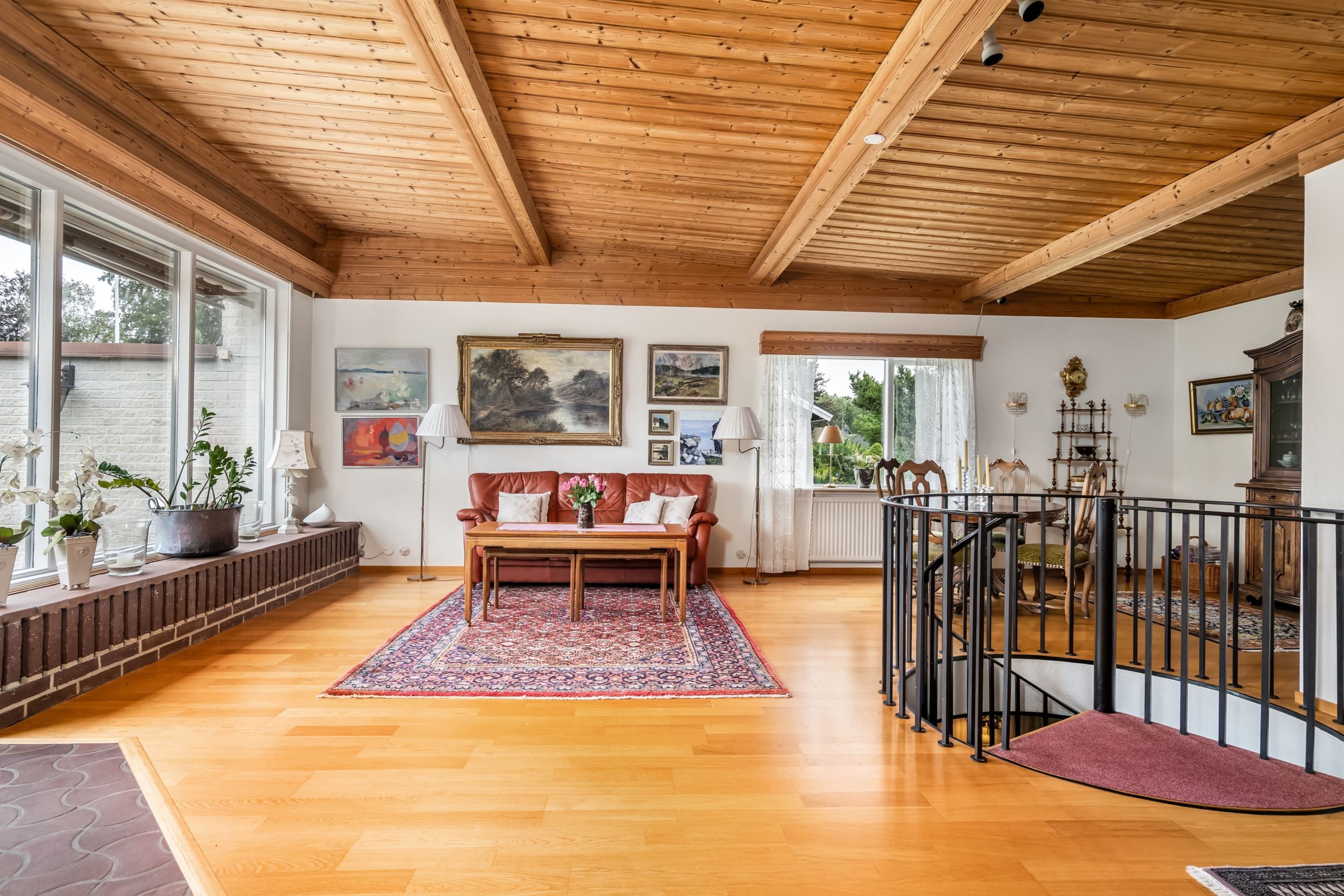 Det stora vardagsrummet ger huset sin speciella karaktär