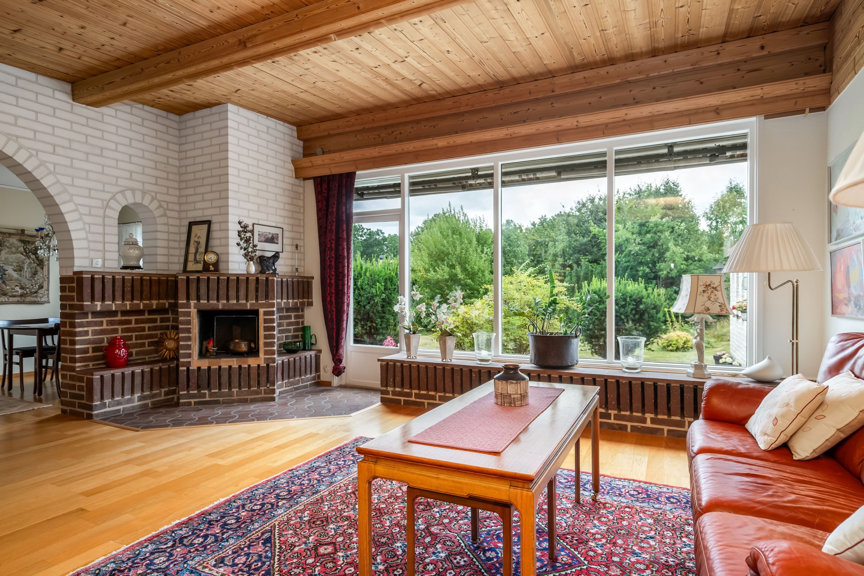 Stora panoramafönster och takhöjd gör att rummet känns öppet och luftigt