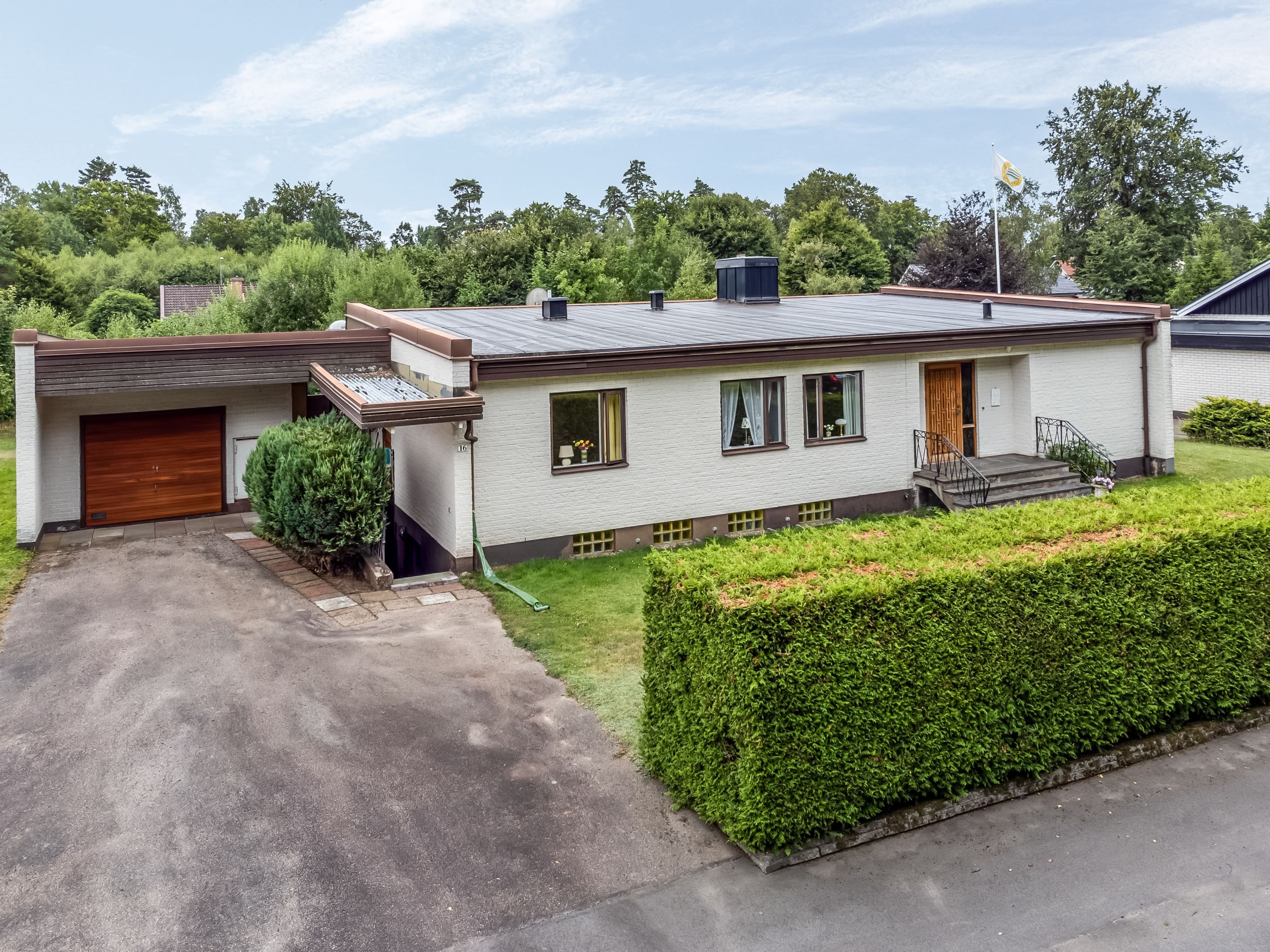 Asfalterad uppfart samt garage med vipport i teak