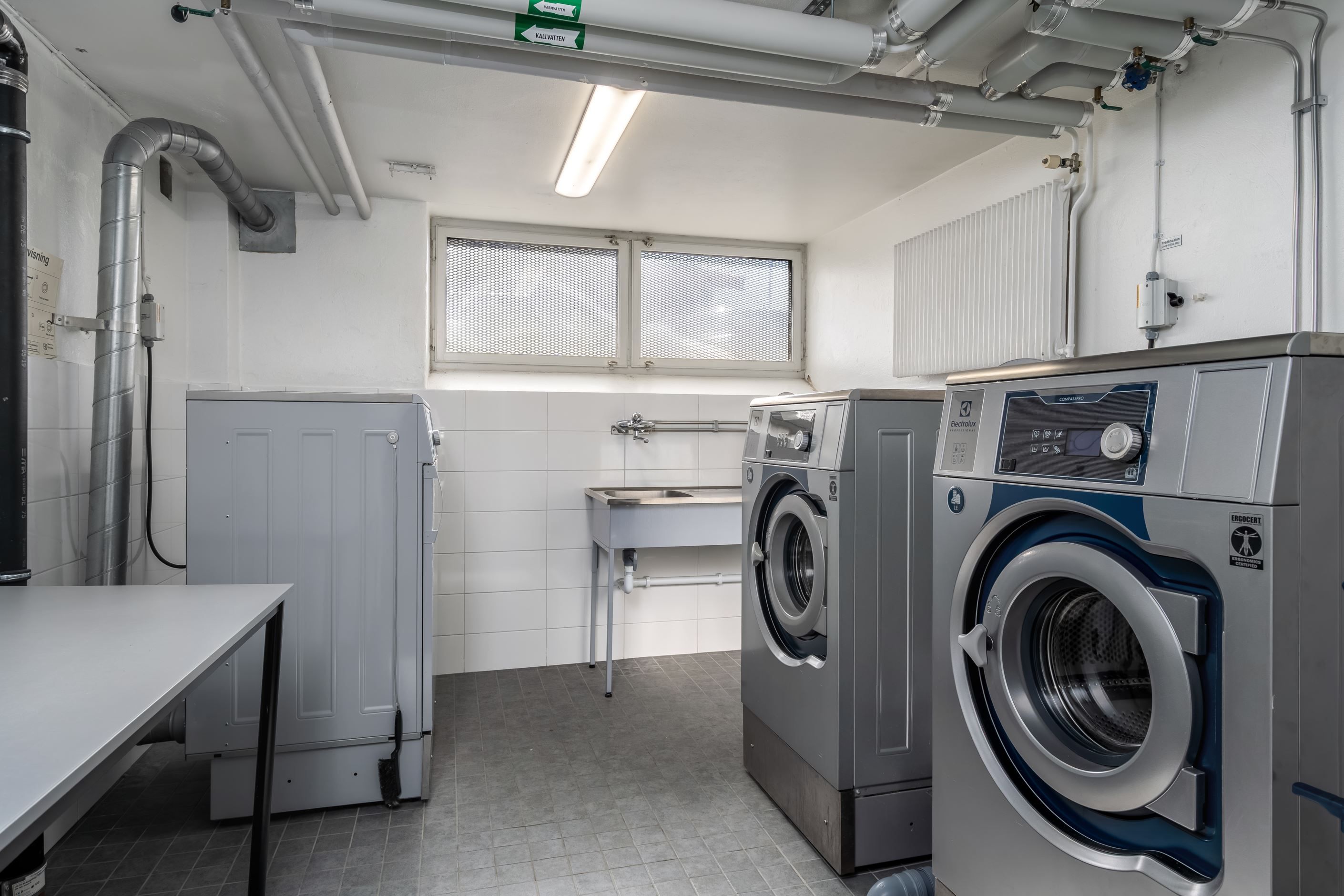 Gemensam tvättstuga i källaren på huset