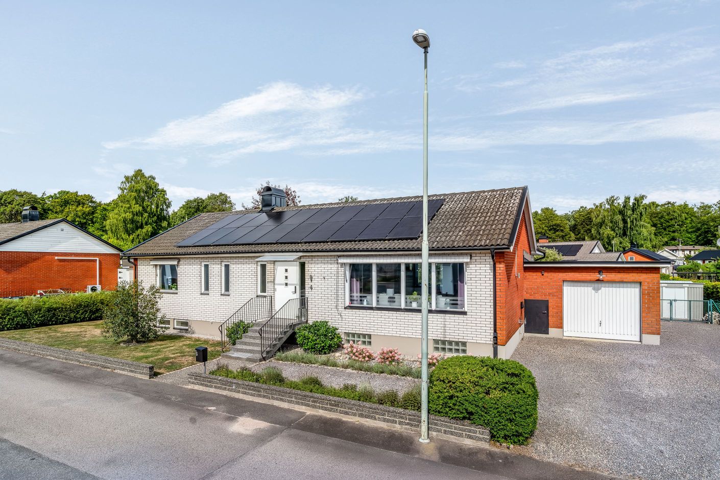 Praktiskt garage och väl tilltagen uppfart