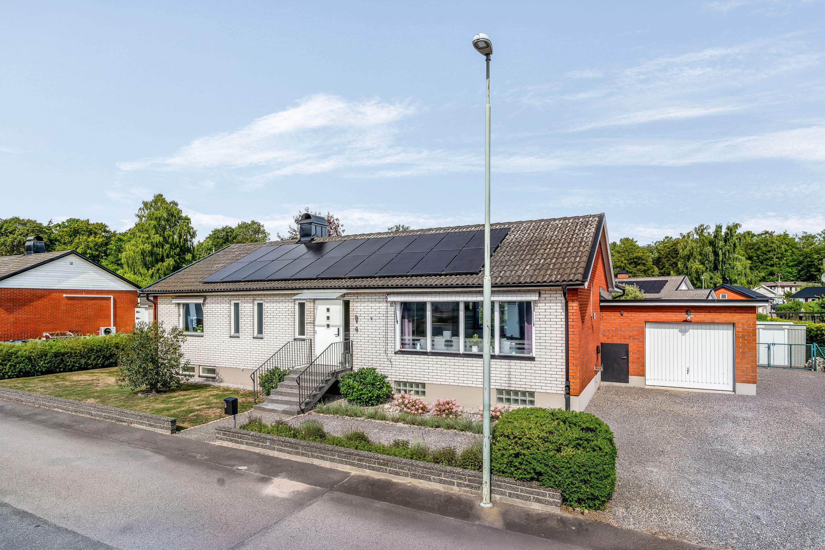 Praktiskt garage och väl tilltagen uppfart