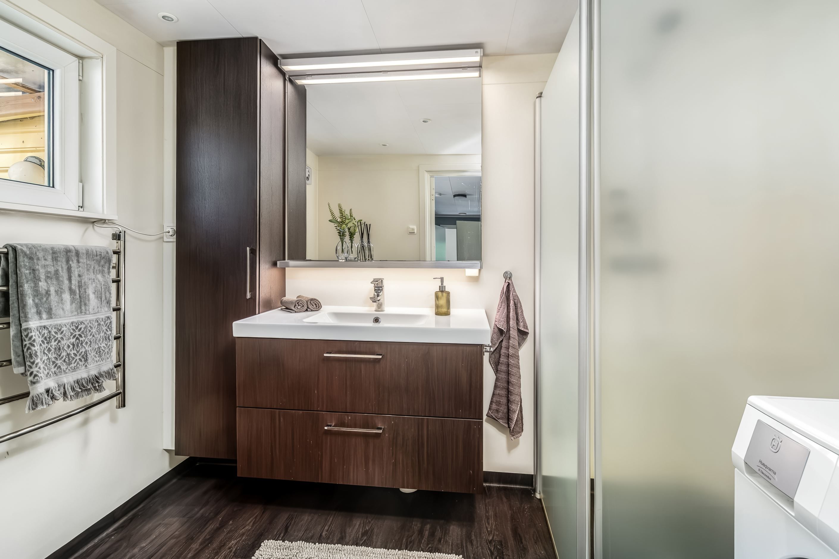 Renoverat badrum med duschhörna och tvättmaskin