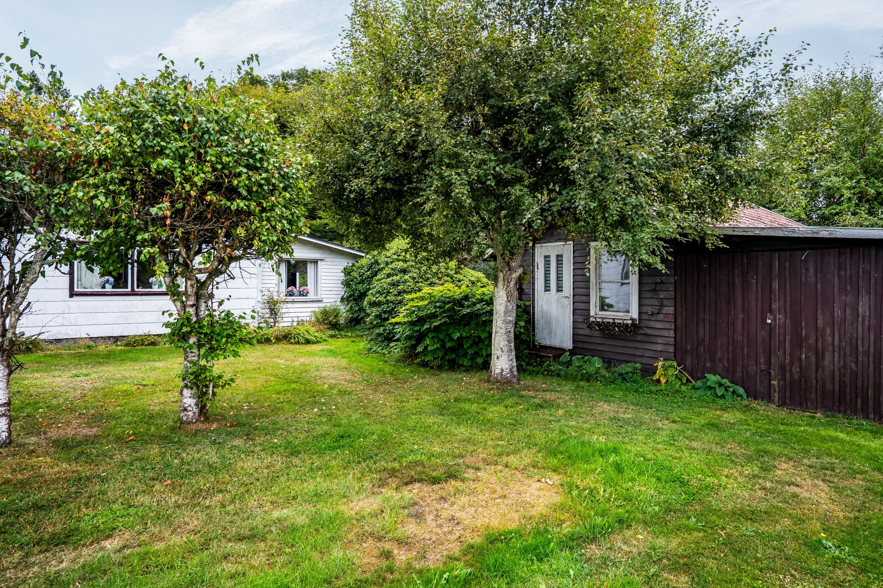 Komplementbyggnad med garage, gästrum och förråd
