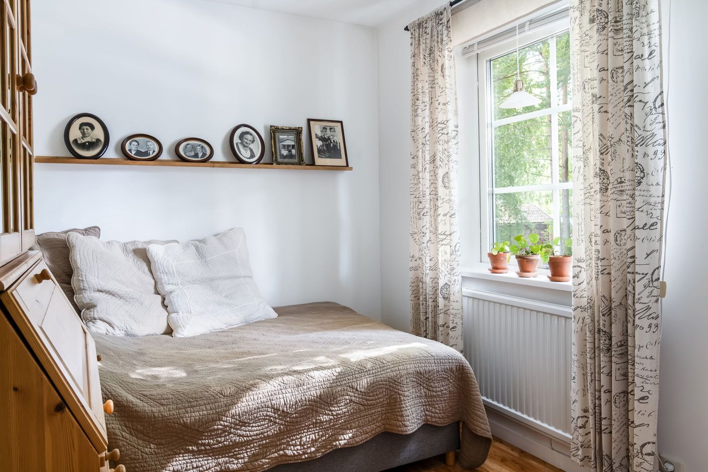 Ljust och ombonat sovrum med fint dagsljus från fönstret