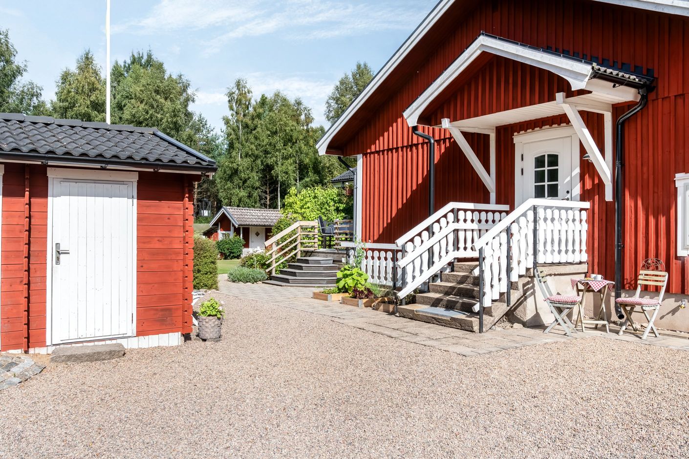 Den generösa uppfarten leder smidigt ända fram till entrén