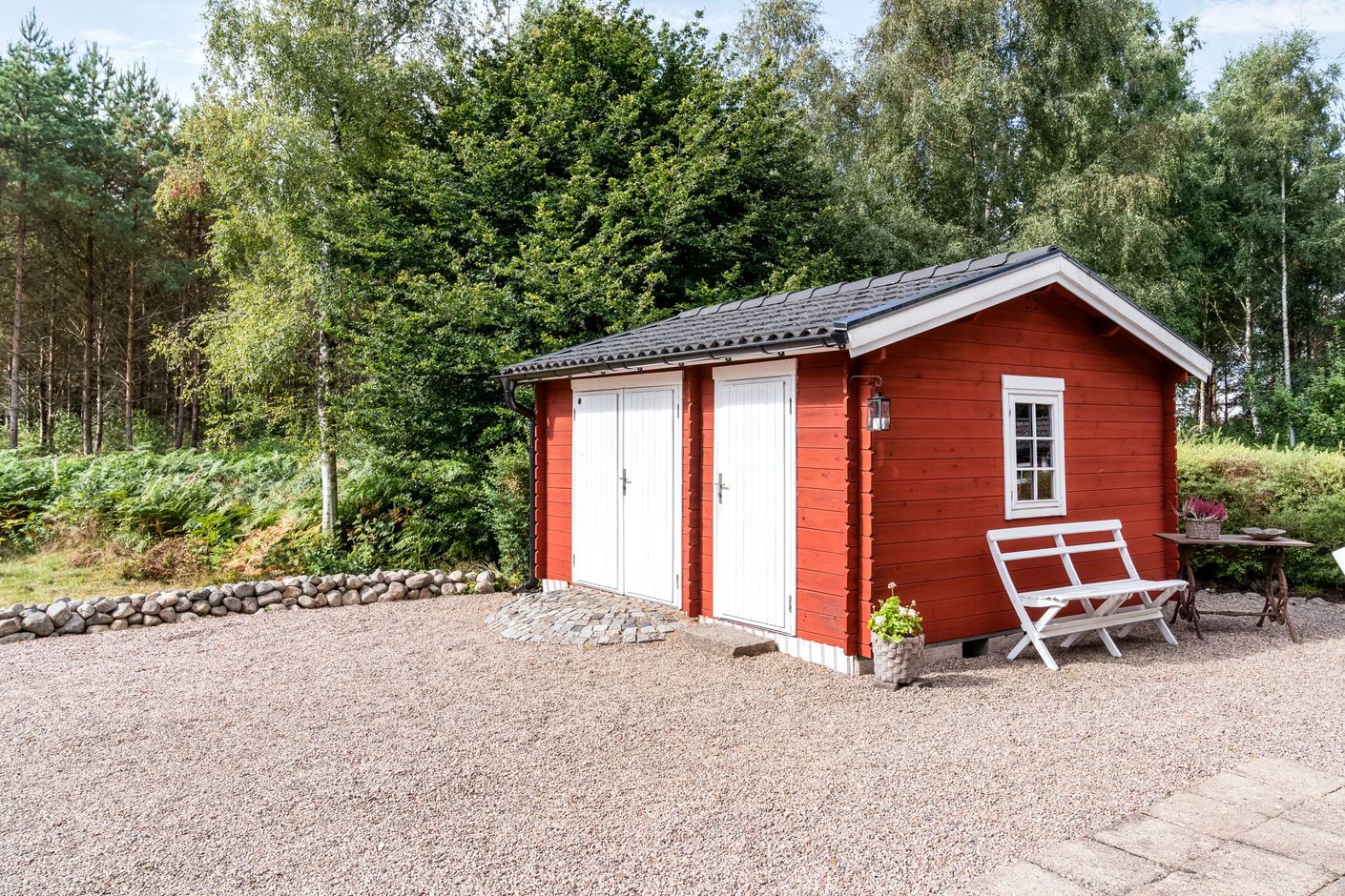 Praktisk liten förrådsbyggnad precis vid uppfarten