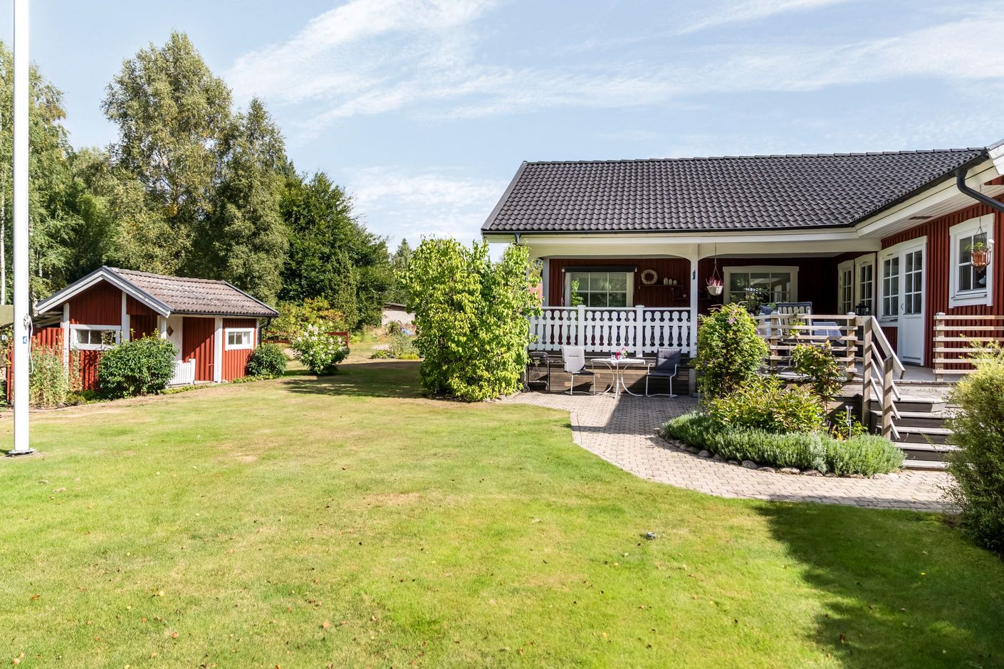 En välskött trädgård omgiven av grönska