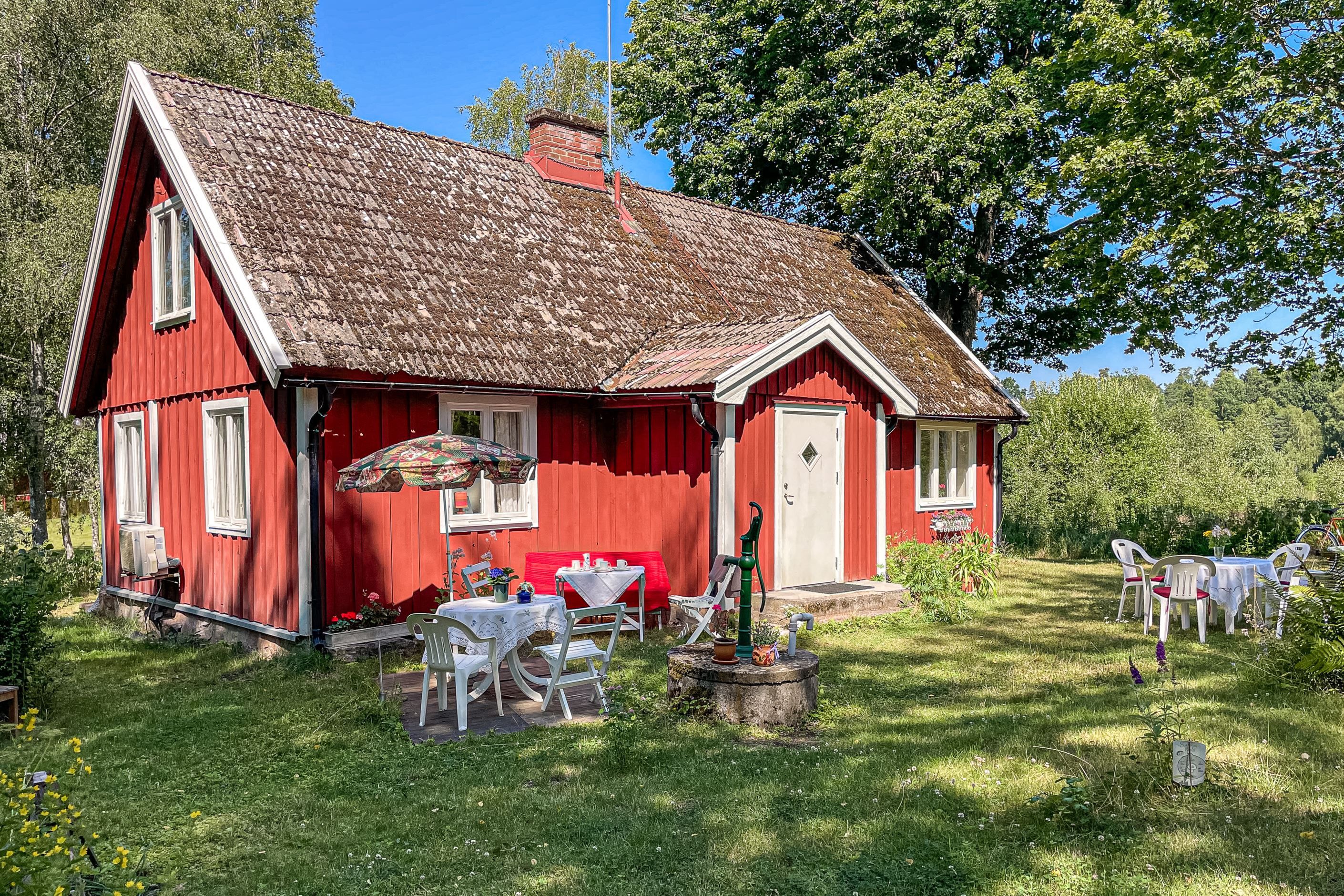På tomten finns det flera naturliga uteplatser i skuggan eller solen