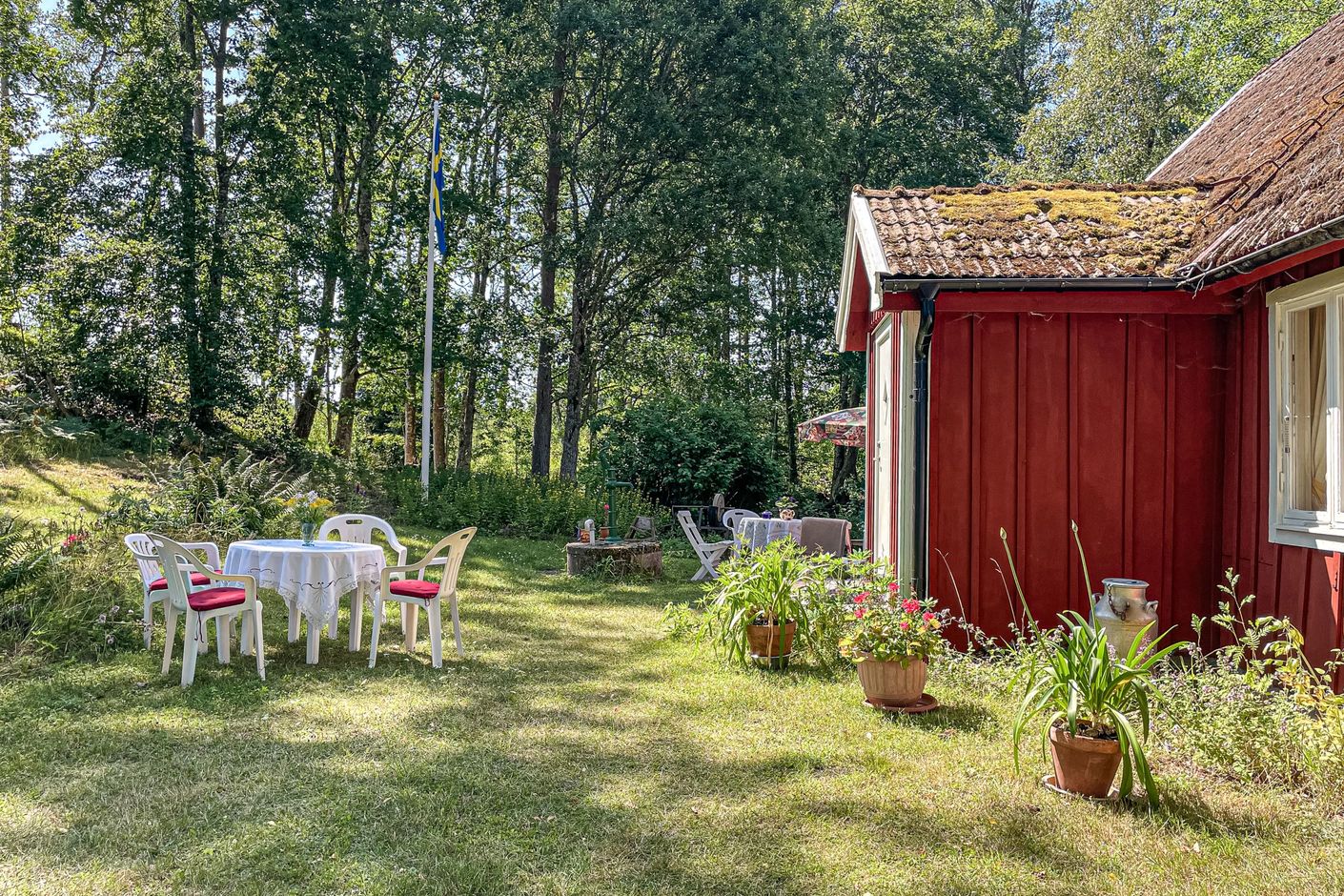 Den lummiga trädgårdsmiljön bjuder in till avkoppling och umgänge