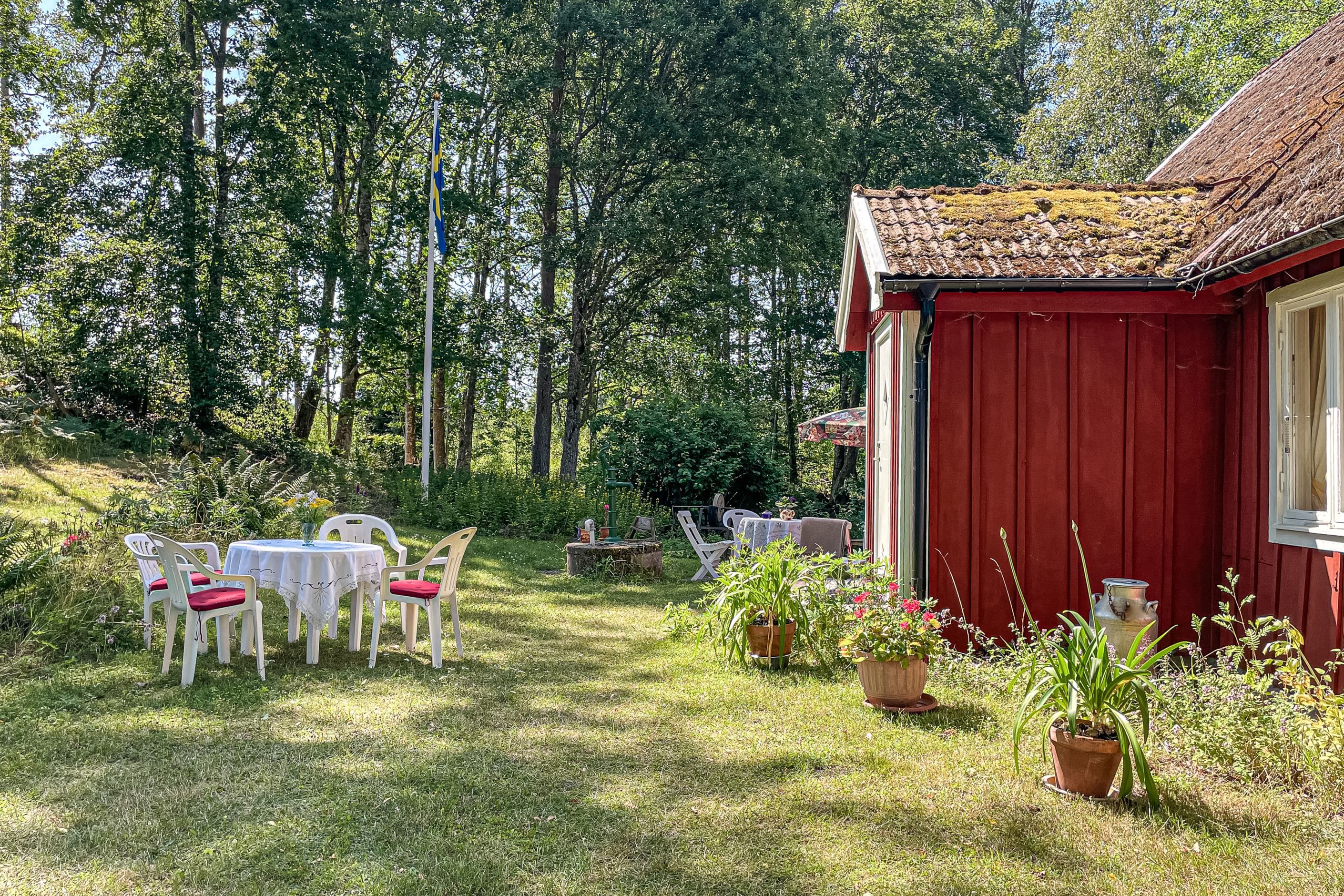 Den lummiga trädgårdsmiljön bjuder in till avkoppling och umgänge