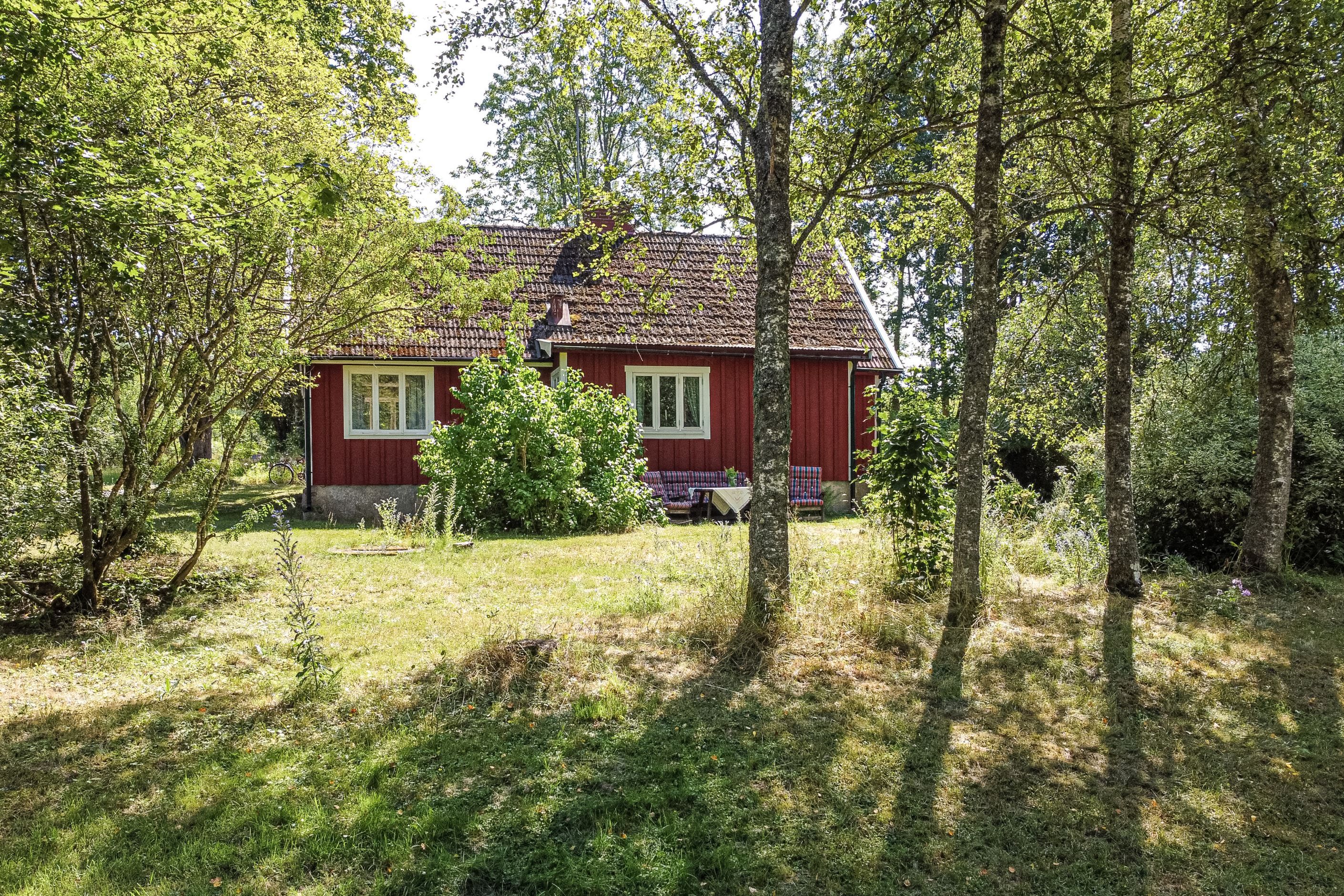 Det röda torpet ligger inbäddat i grönska