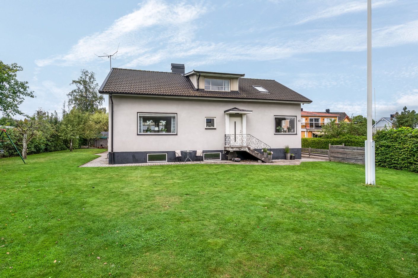 Trädgård med plats för lek och avkoppling
