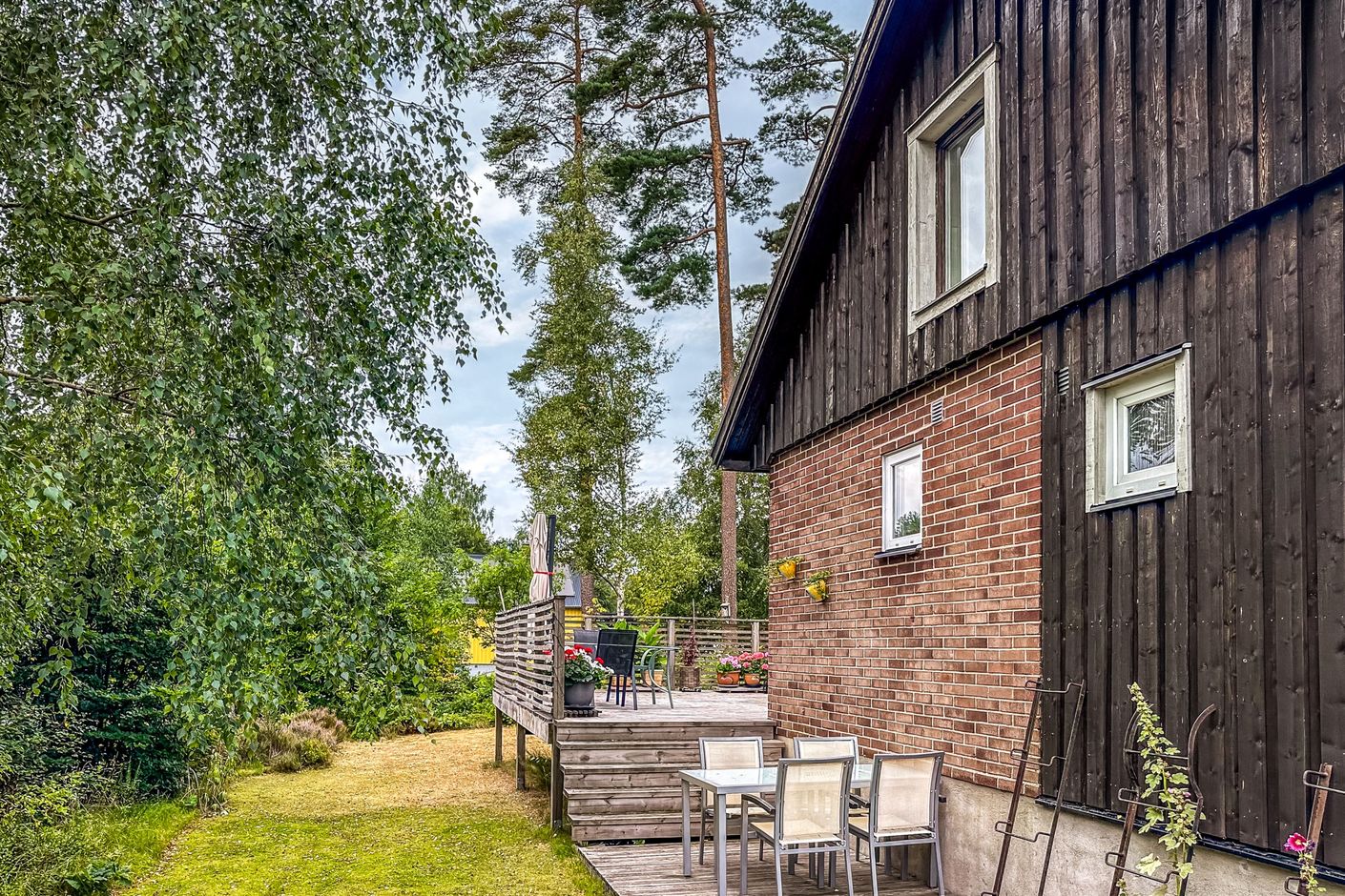 Uteplats i skuggan av träden
