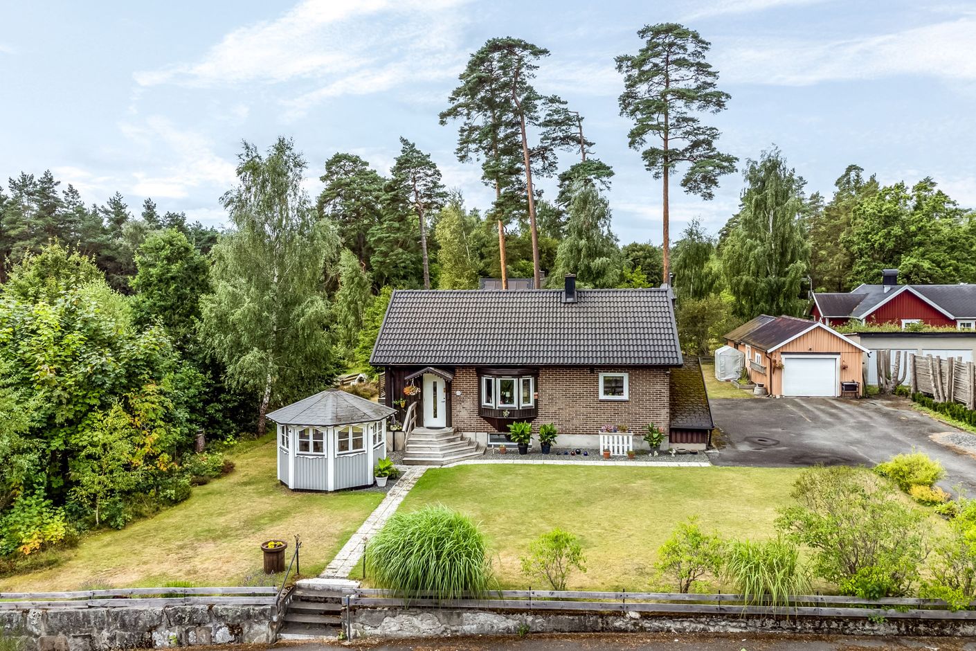 Garage och lusthus på tomten
