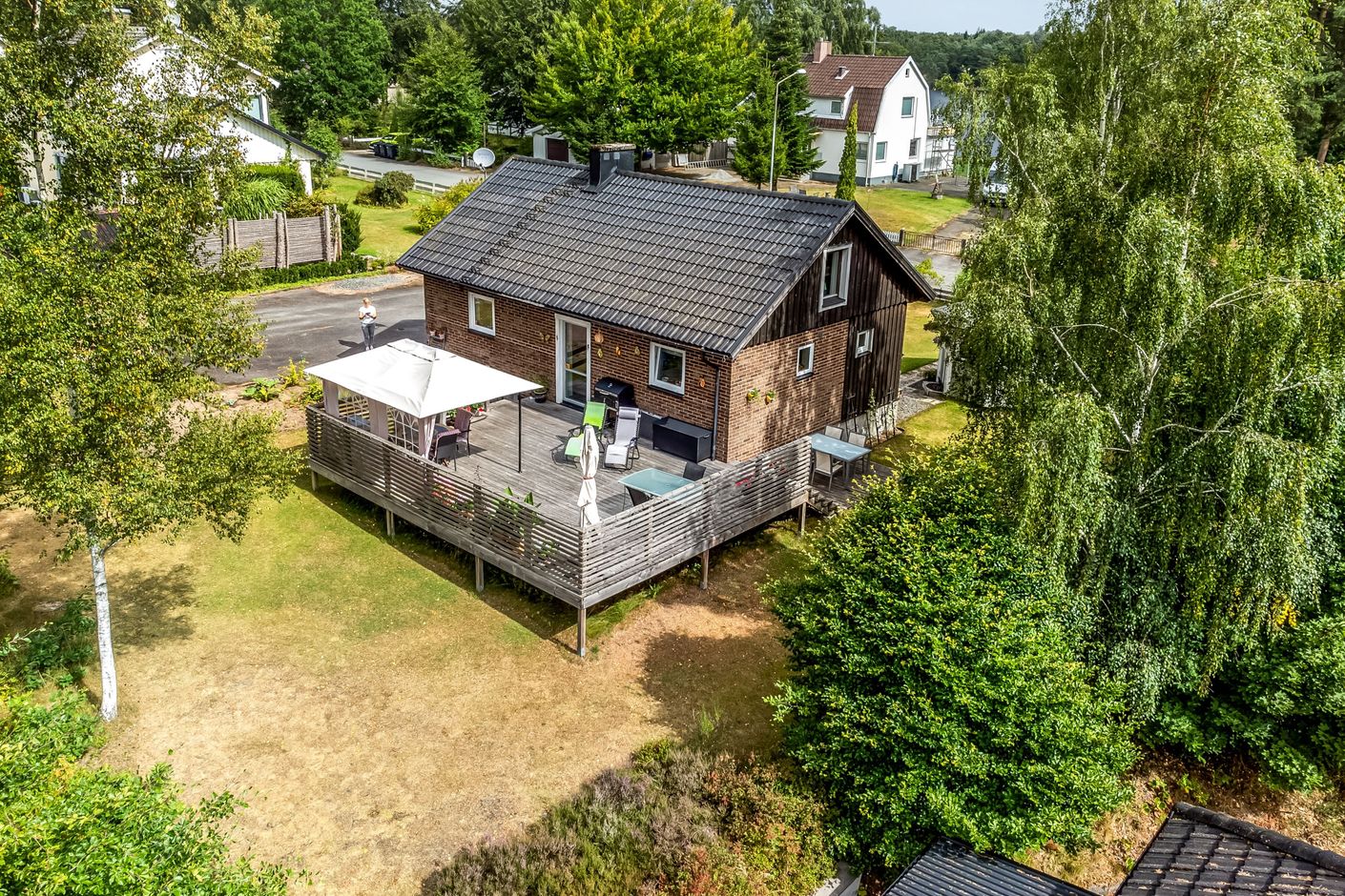 Delvis insynskyddad tomt med buskar och träd