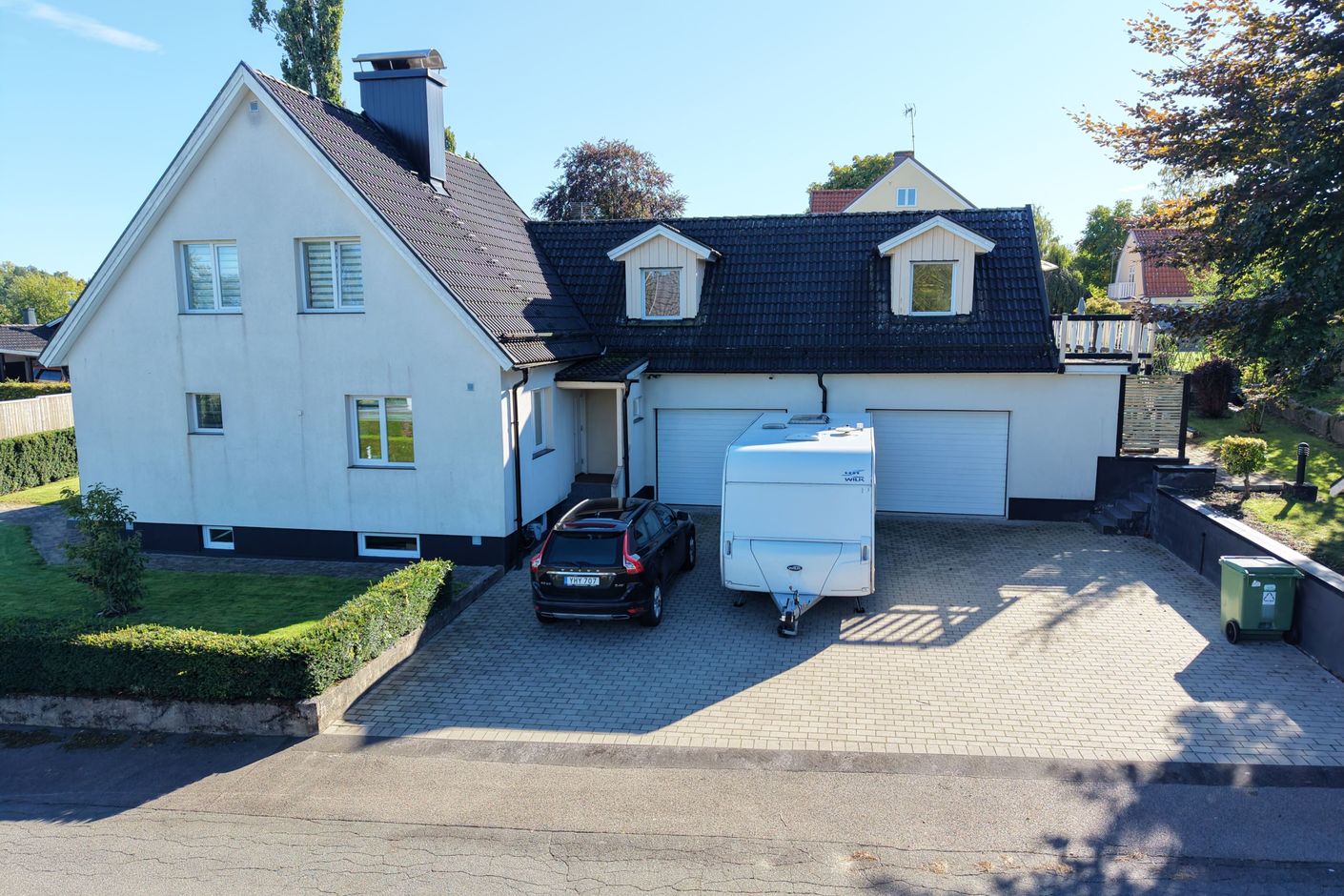 Stort praktiskt dubbelgarage med lägenhet ovanpå