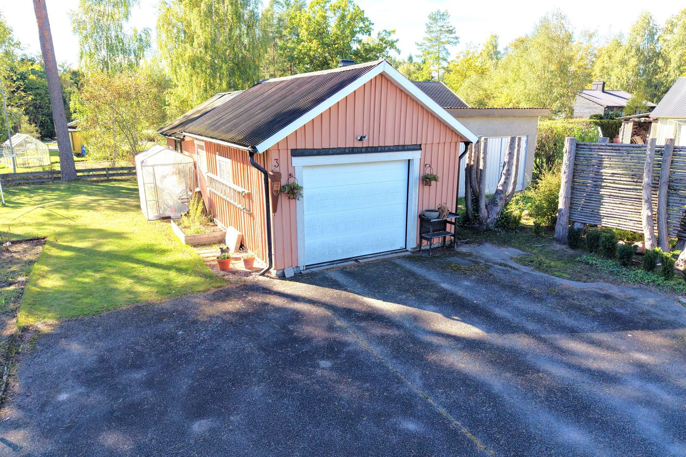 Praktiskt garage med förrådsdel