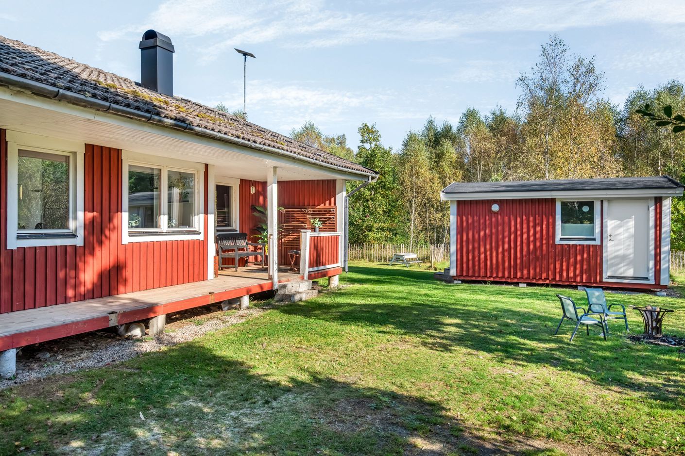 Praktisk friggebod intill huset