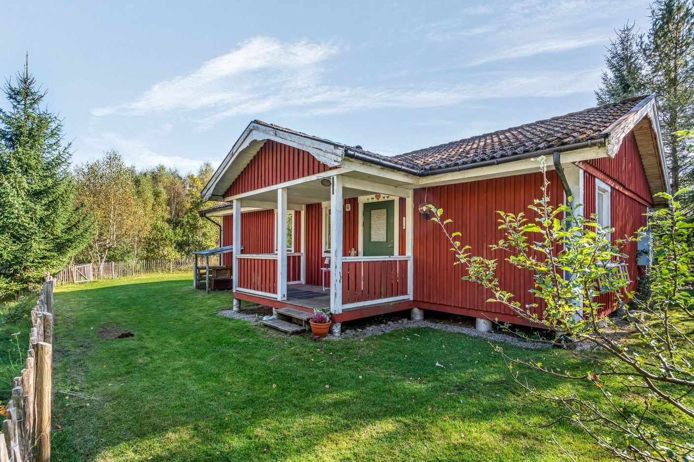 Välkomnande entré med överbyggd veranda