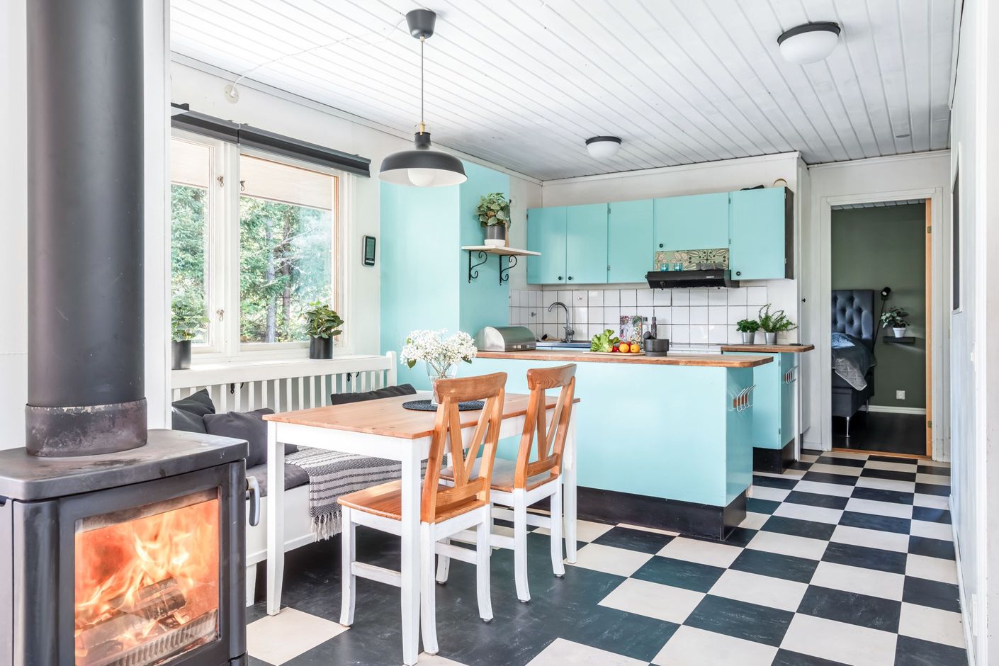 Värmande kamin placerad mellan matplatsen och vardagsrummet