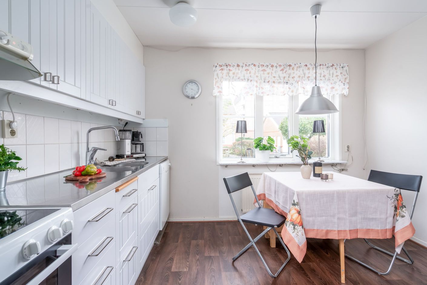 ljust och trevligt kök med utsikt mot täppa och innergård