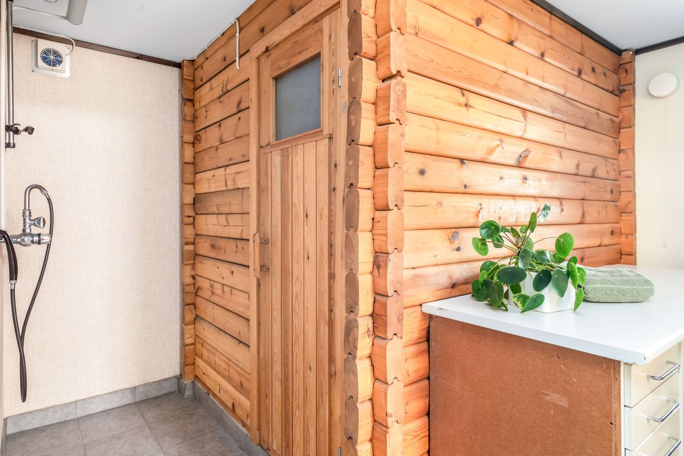 Relaxavdelning med bastu och dusch