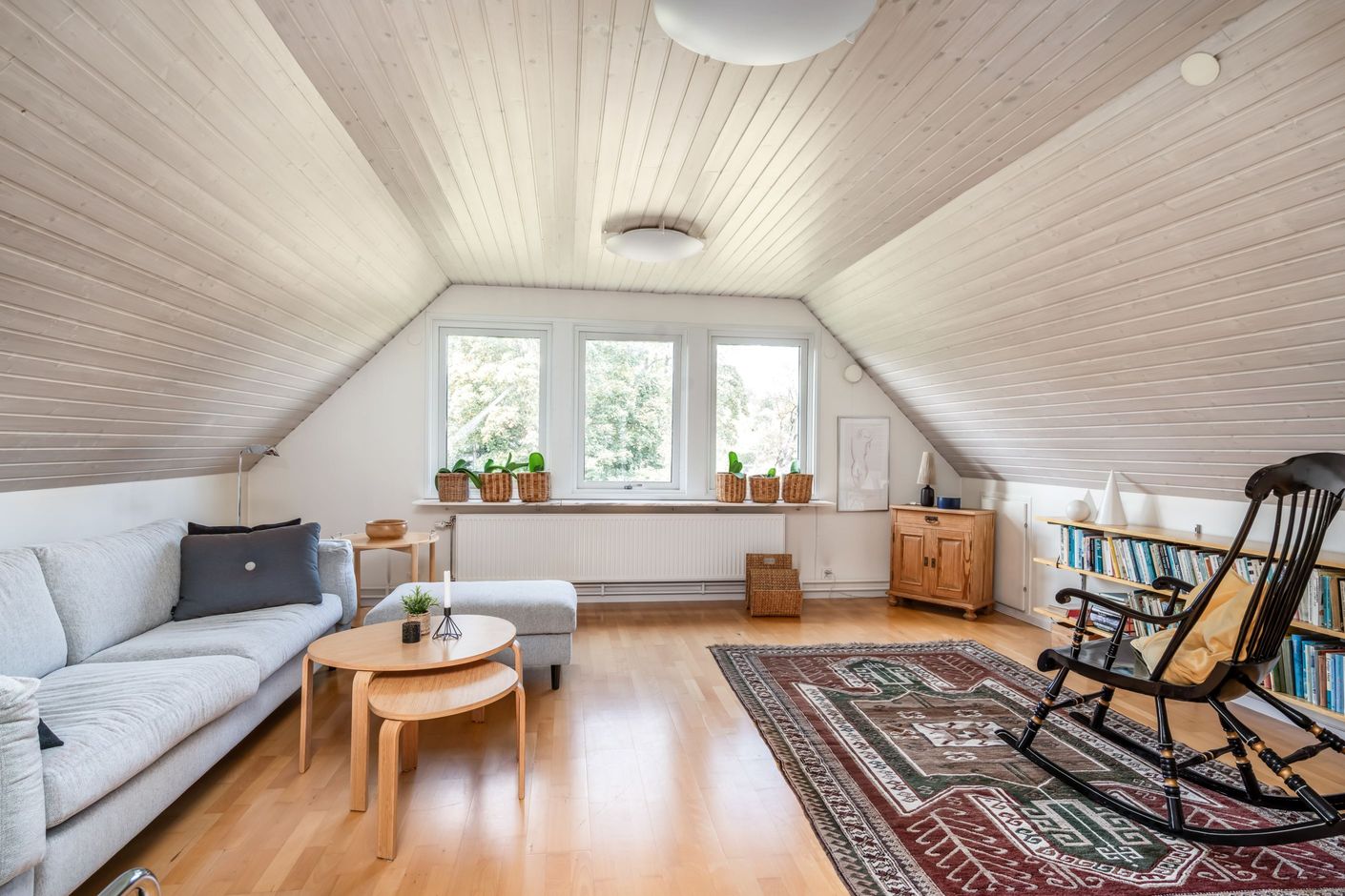 Allrumet på övre plan är inbjudande med ljusa ytskikt och fin rymd