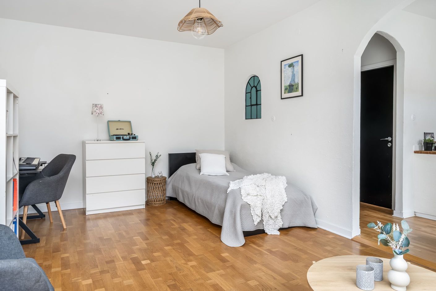 Allrum med plats för både säng och hemmakontor