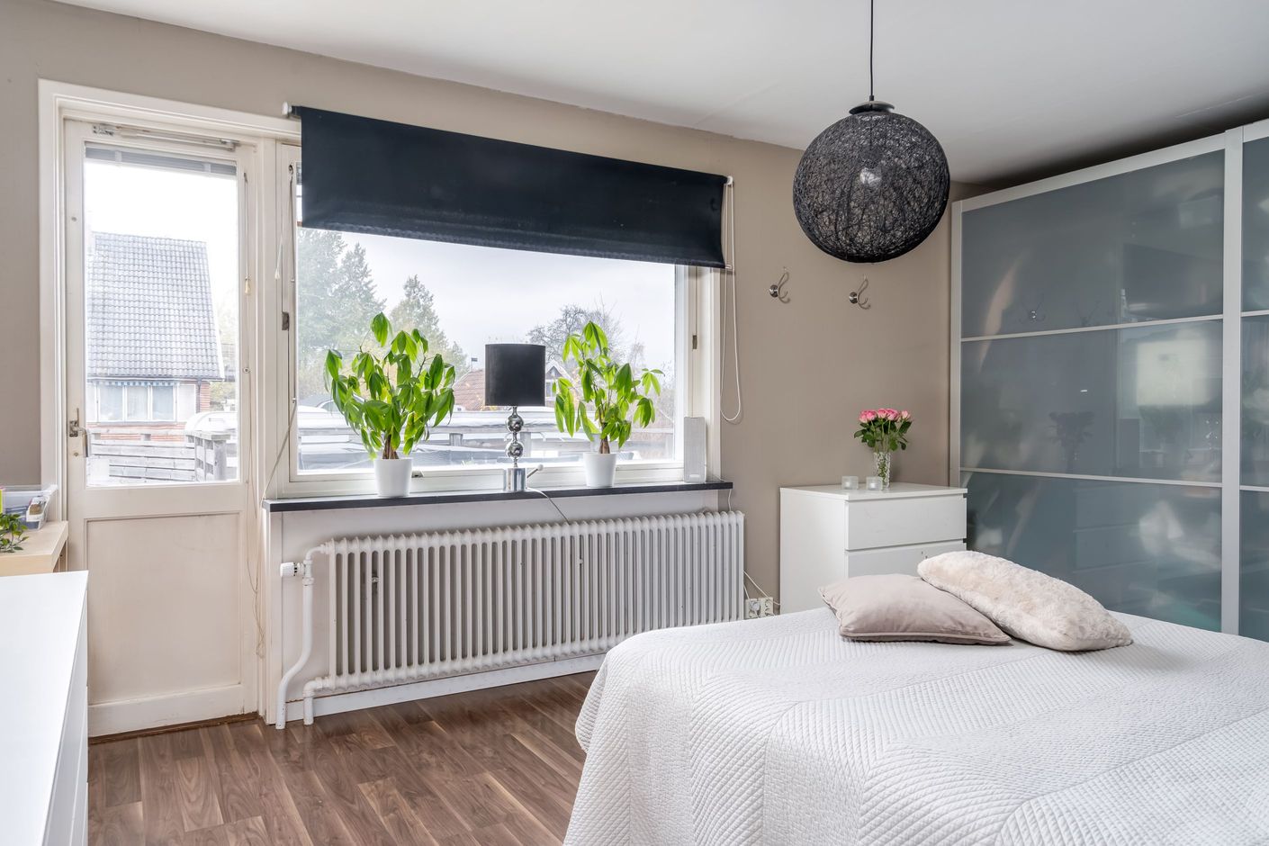 Ljust sovrum med generösa förvaringsmöjligheter