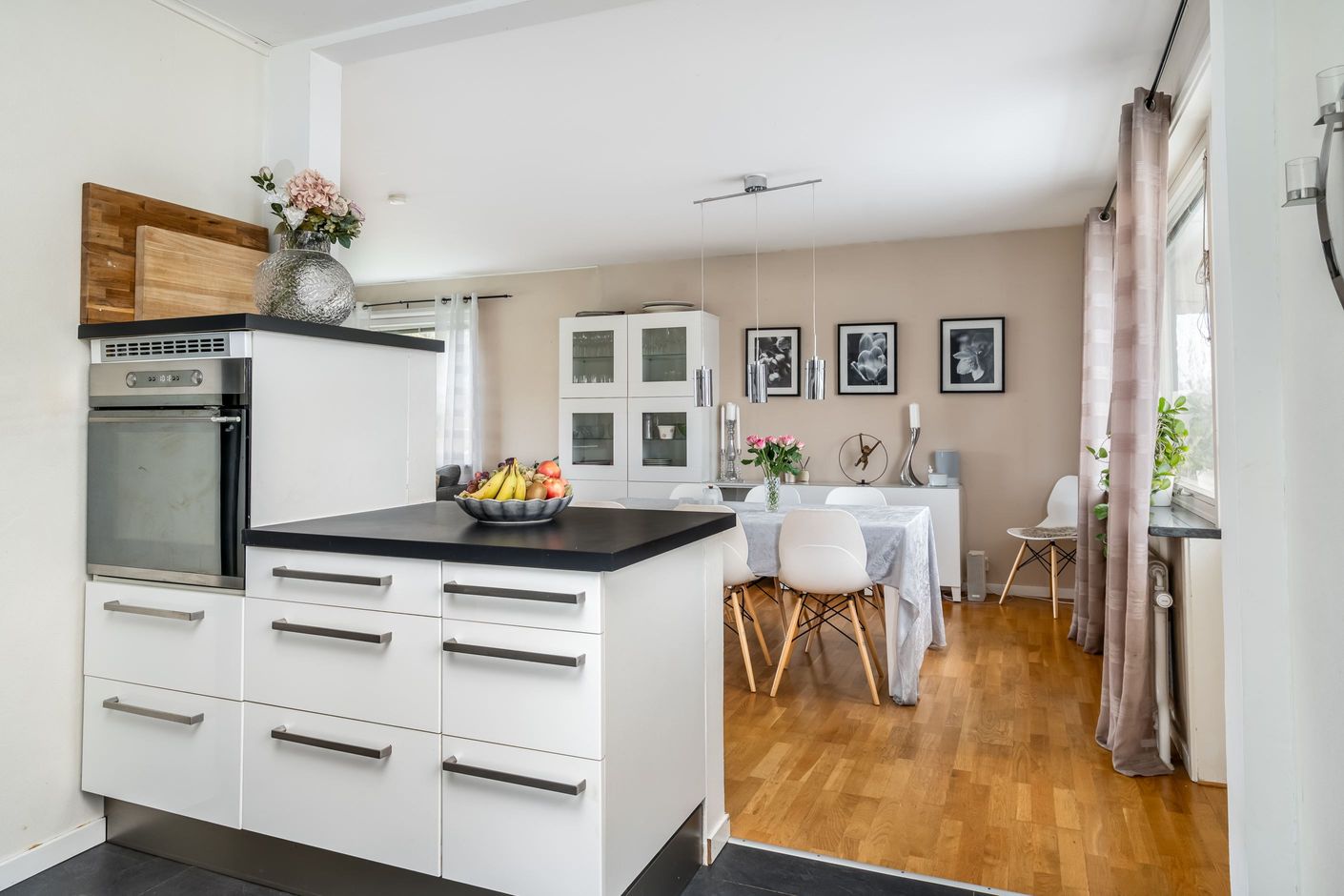 Kök med plats för både matlagning och umgänge