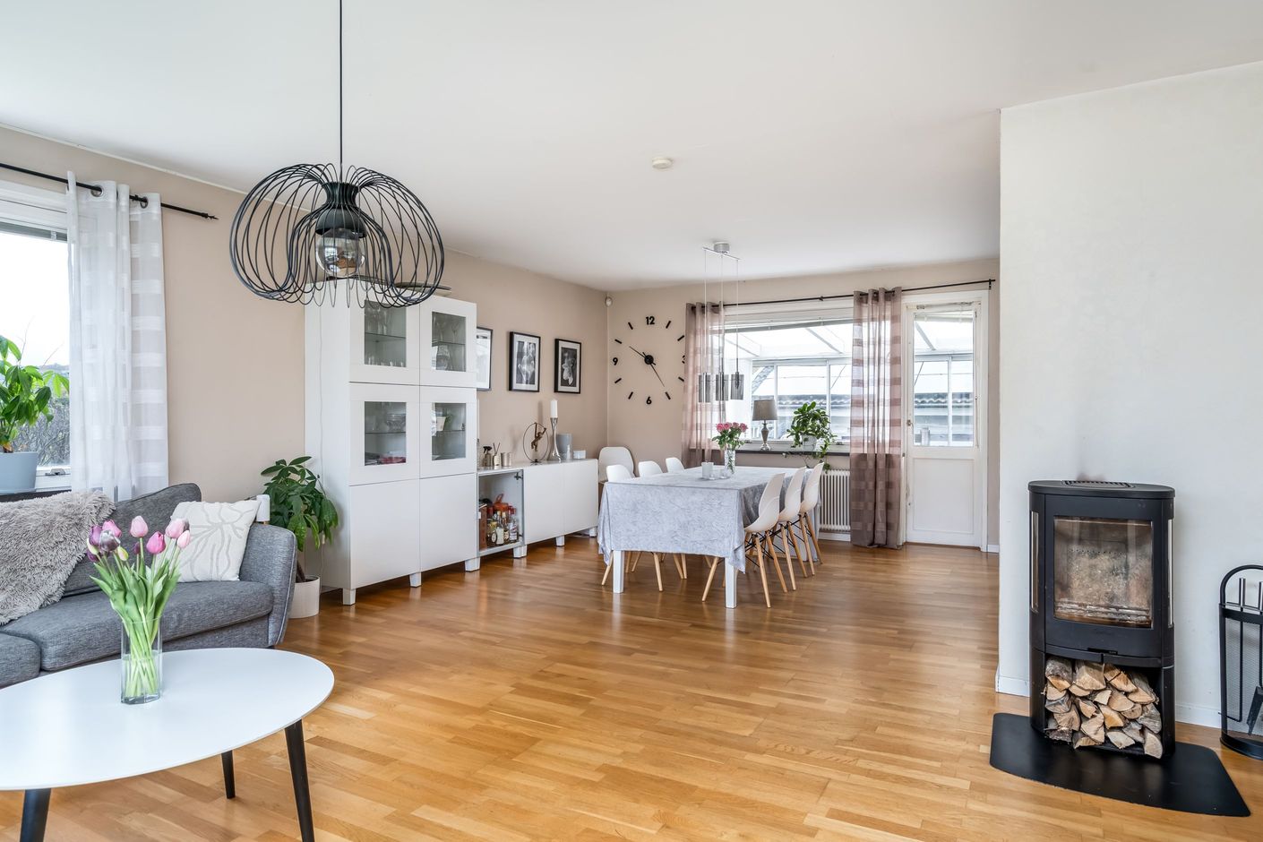 Generösa sällskapsytor med värmande kamin