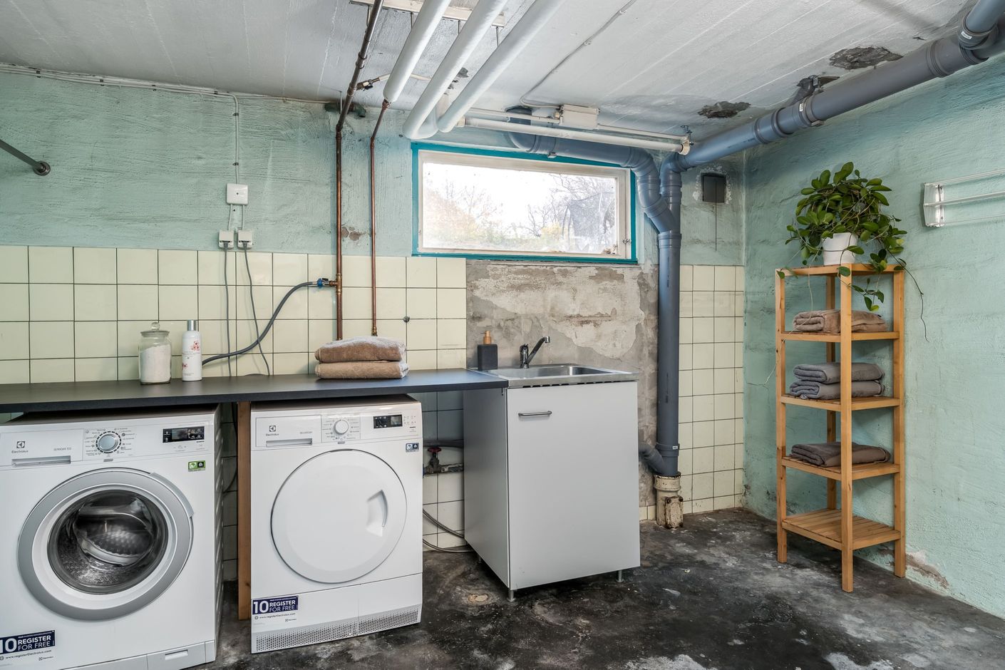 Väl tilltagen tvättstuga på källarplan
