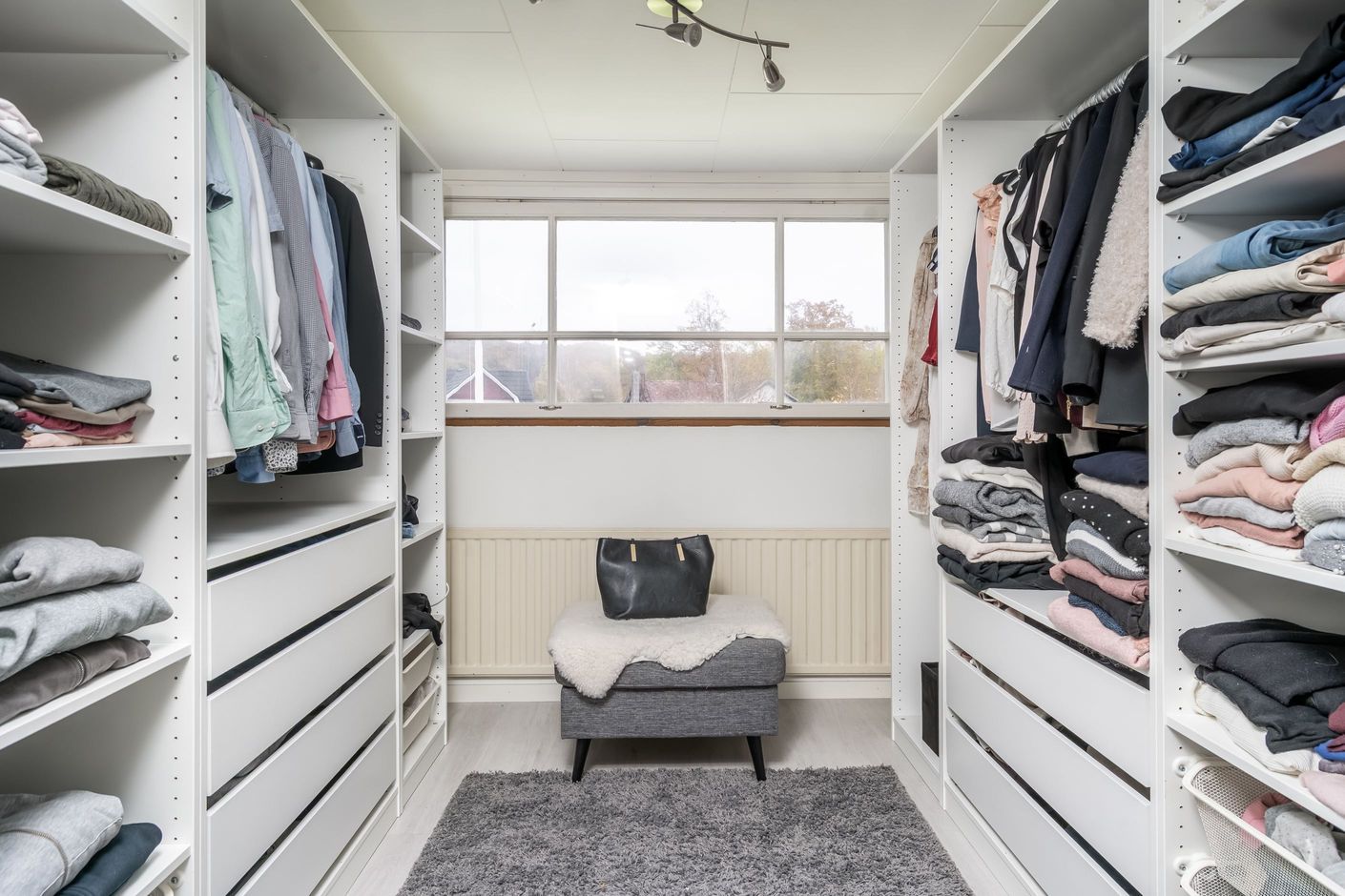 Lyxig walk-in closet med generös förvaring