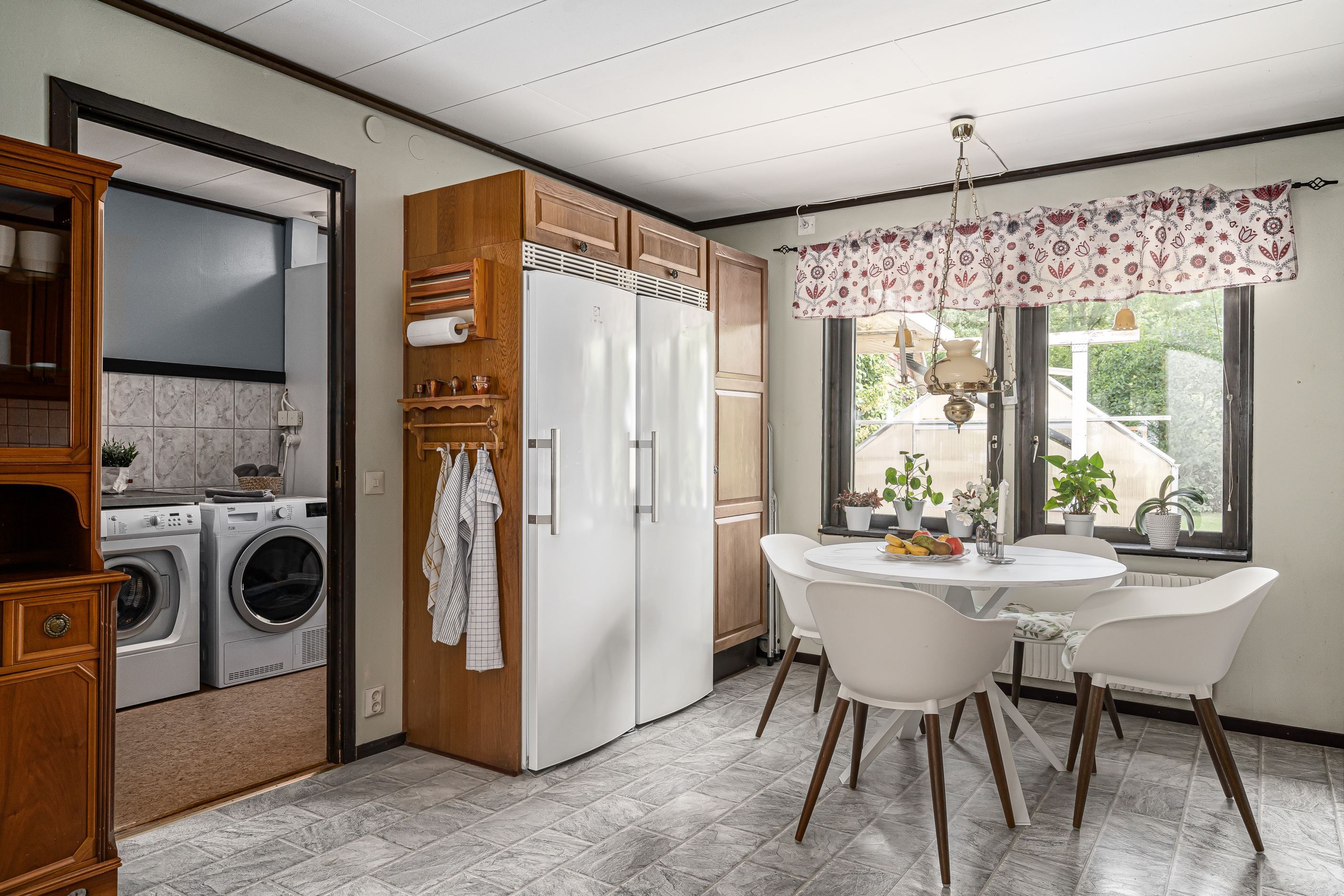 Tvättrum med groventré i anslutning till köket