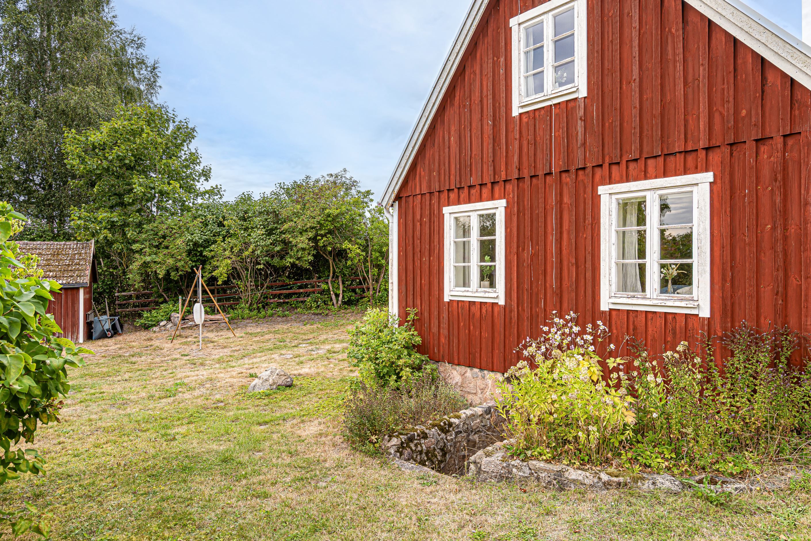 Träpanel med rödfärg precis som det ska vara!