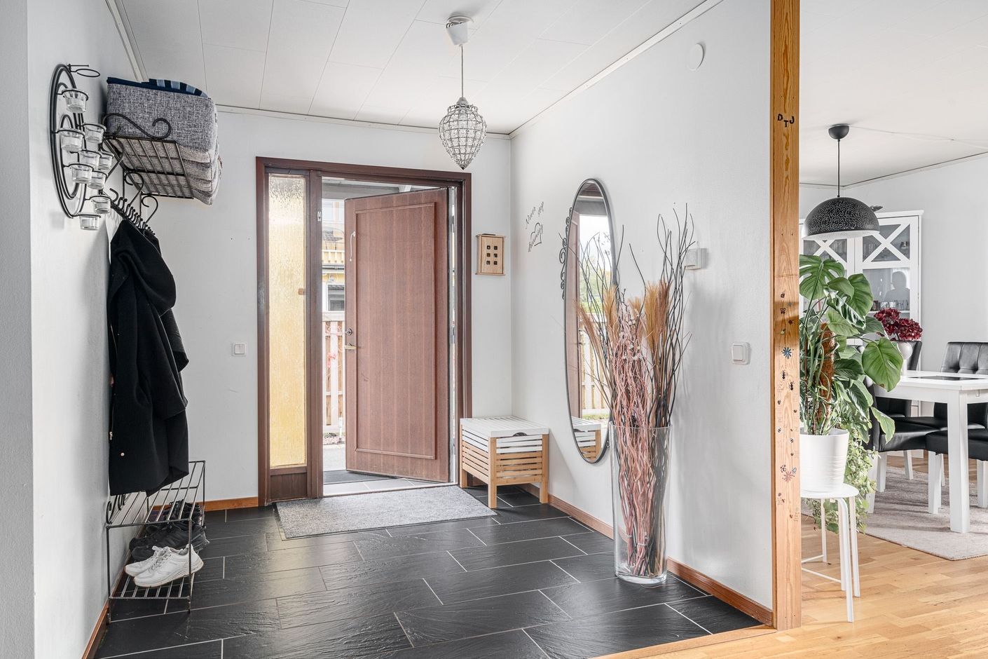 Välkomnande hall med praktiskt klinkergolv
