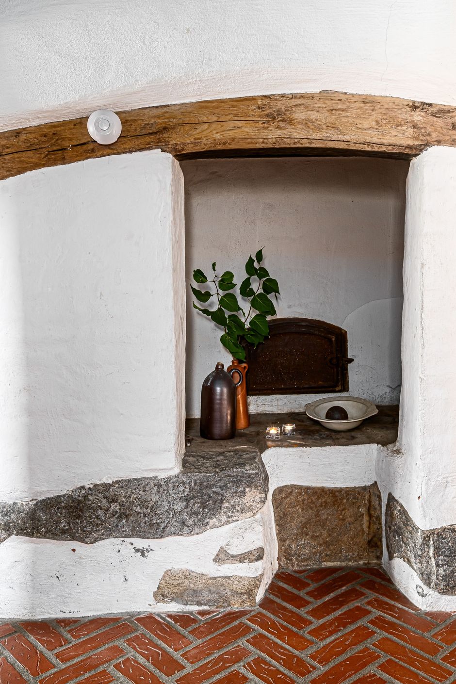 Den stora murstocken med bakugn från svunnen tid