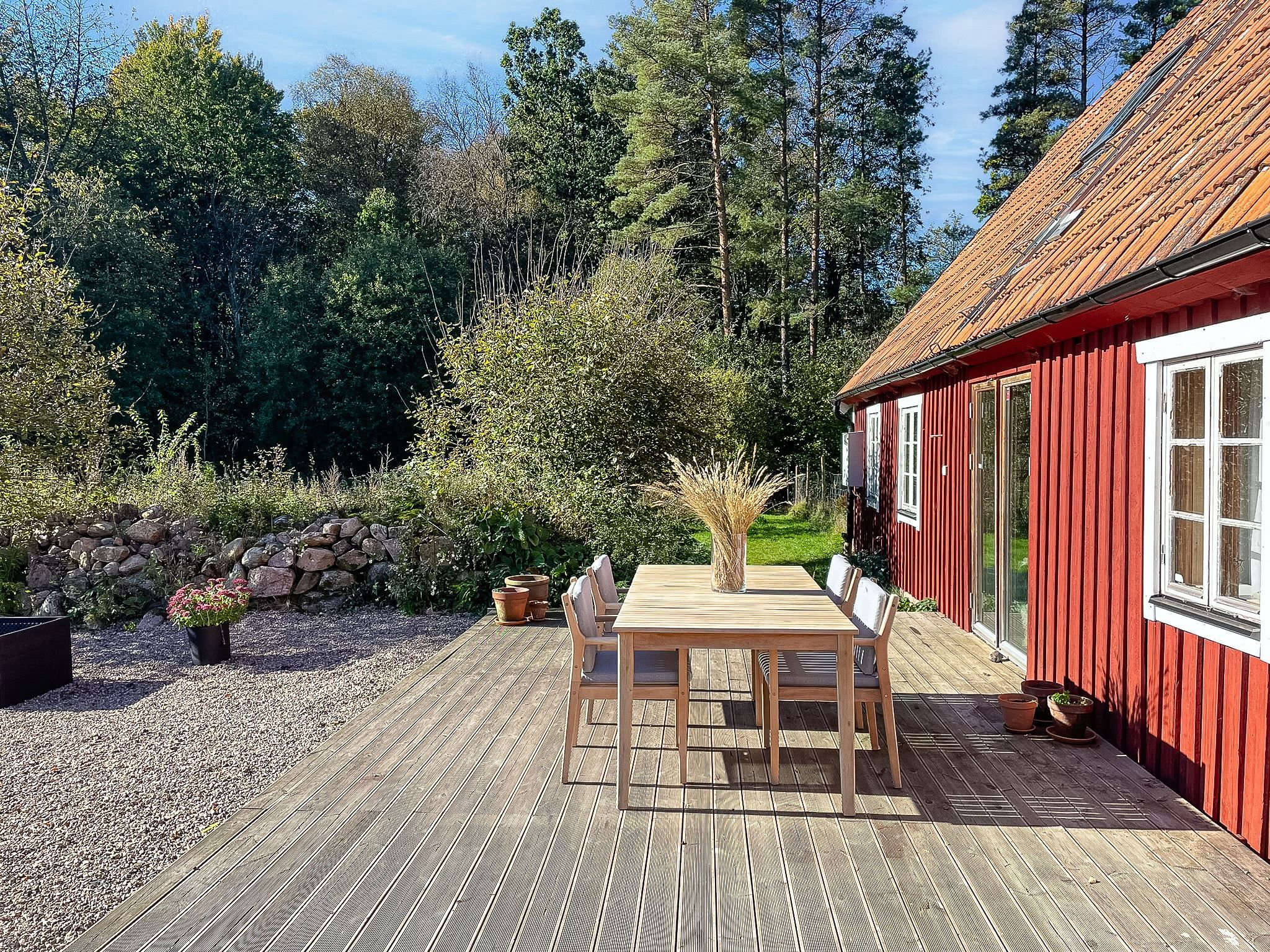 Härlig uteplats på trädäcket (säljarens bild)