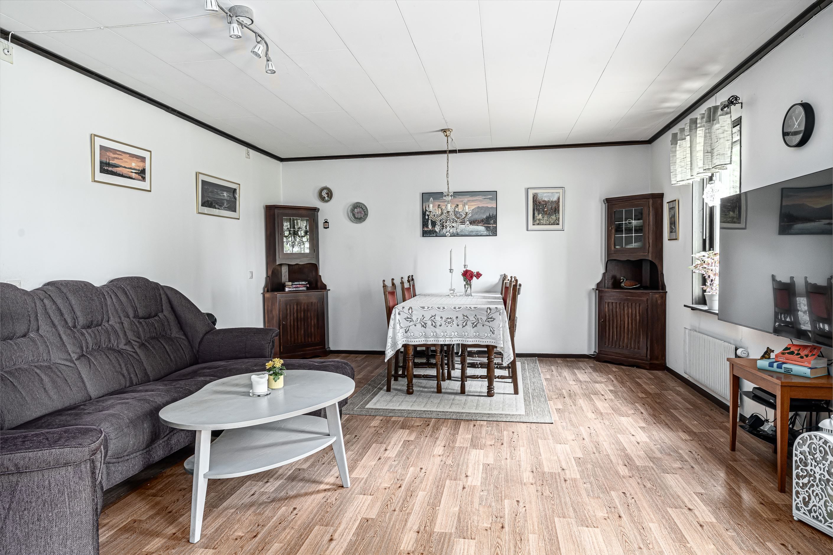 Stort allrum med utsikt över sjön