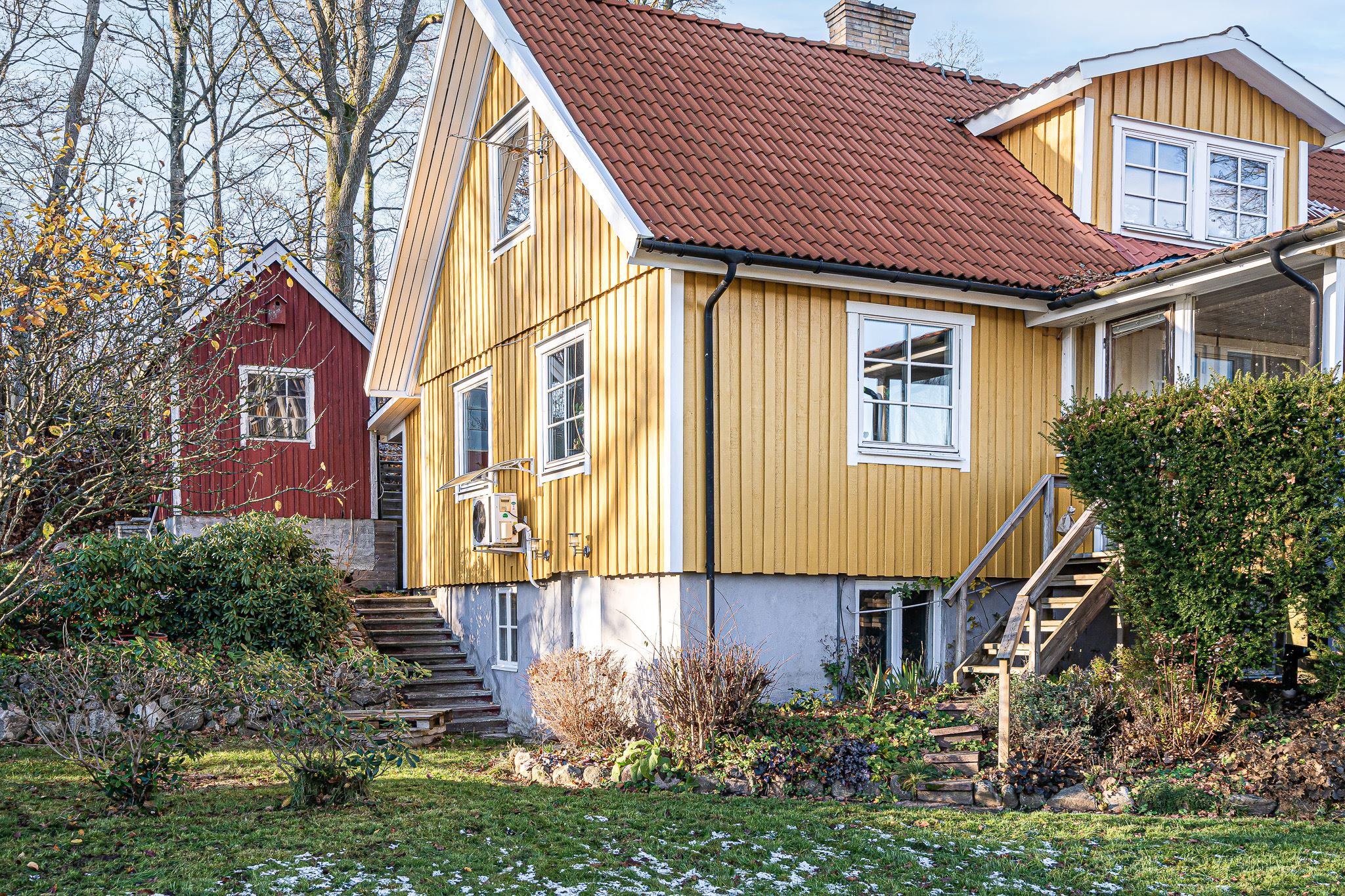 Trappa från trädgården till uterummet