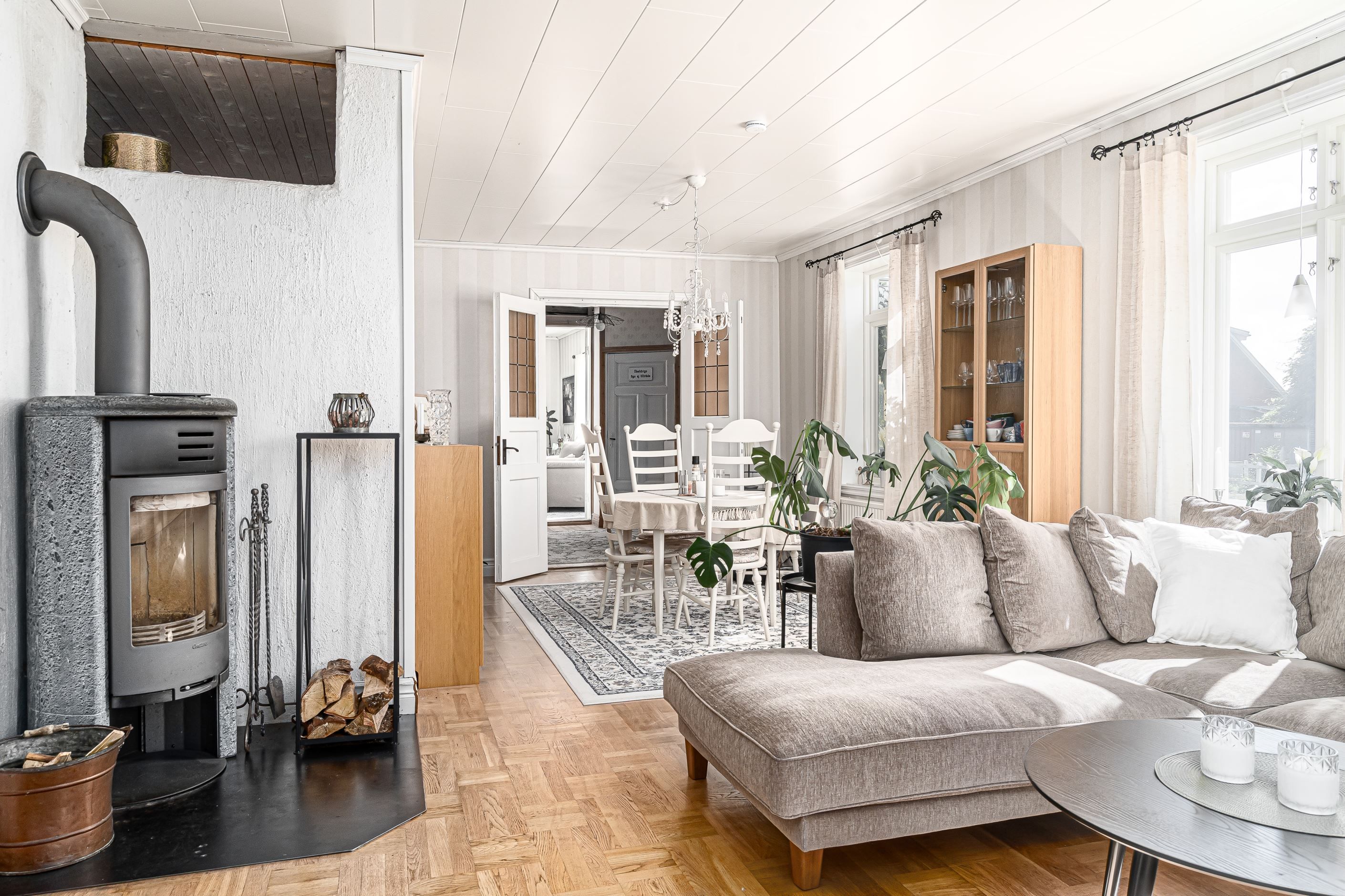 Mysigt soffhäng framför ännu en av husets kaminer