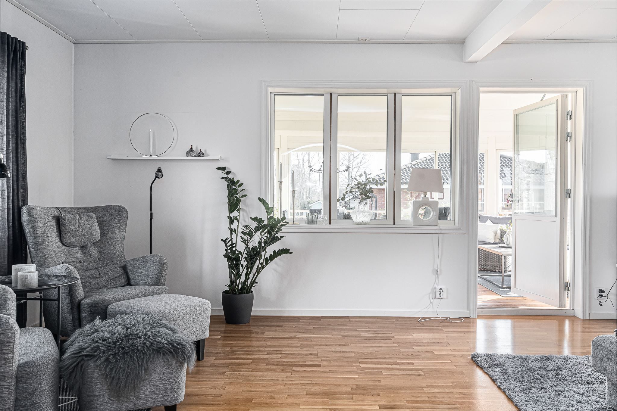Vardagsrum med dörr ut till uterummet