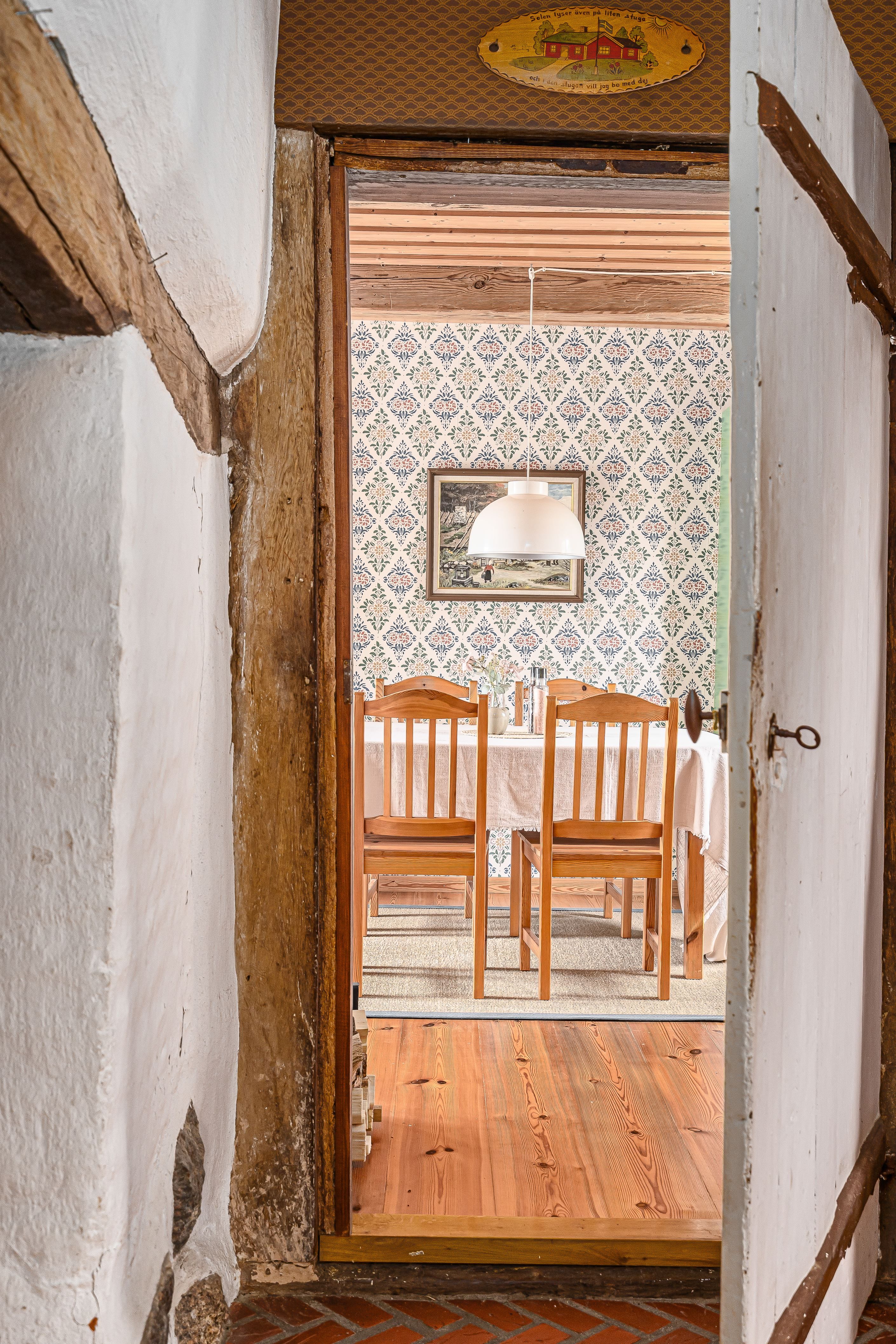 Vy från hallen mot köket