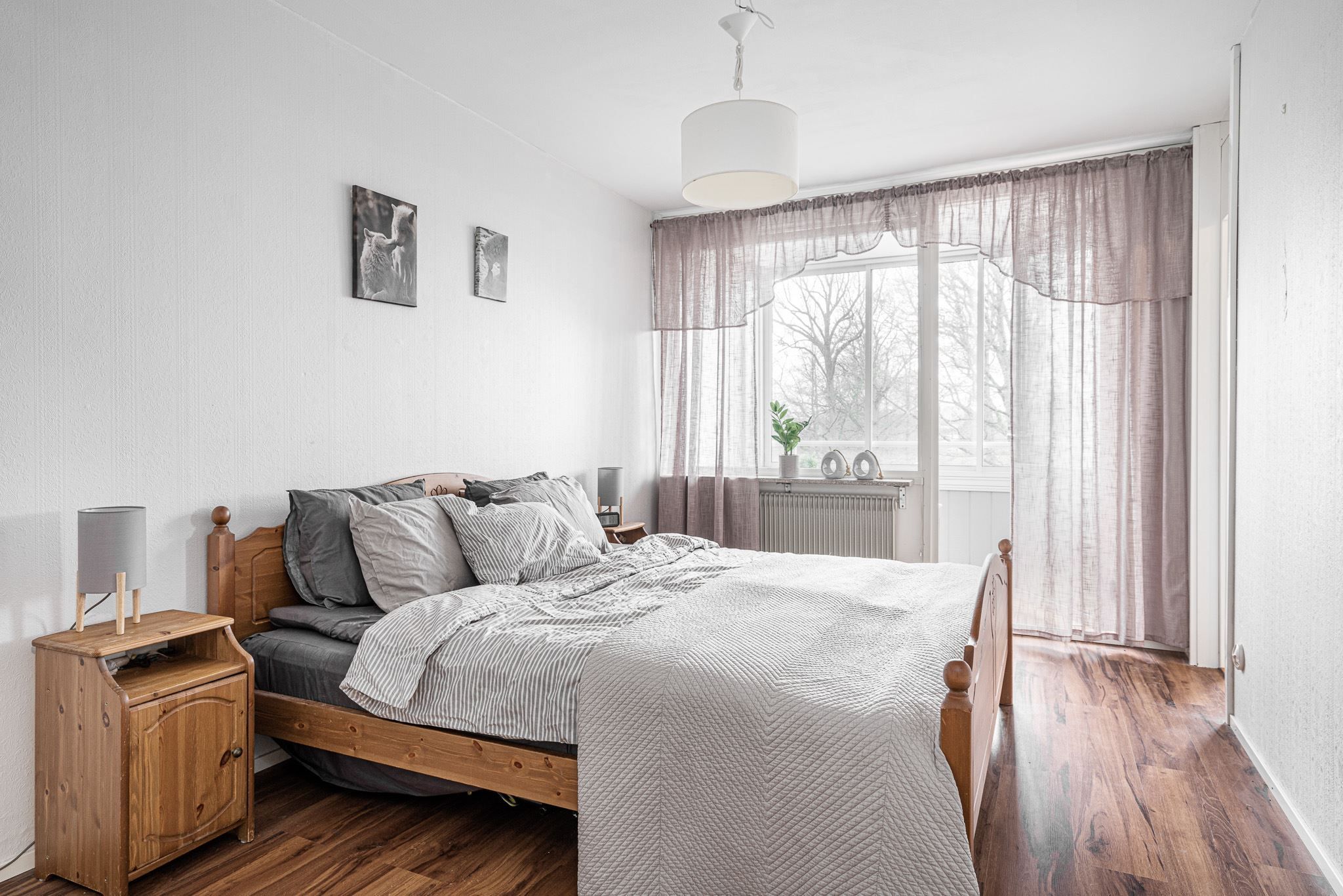 Sovrum med utgång till den inglasade balkongen