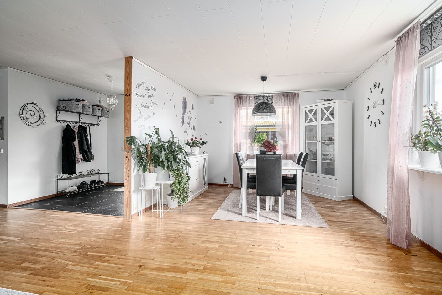 Stora öppna ytor med vackert parkettgolv