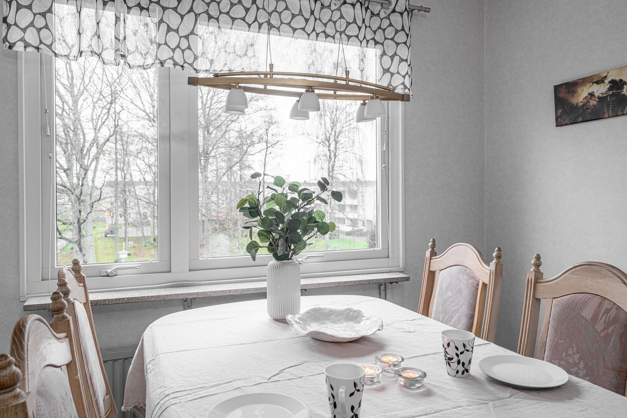 Matplats med utsikt mot innergård