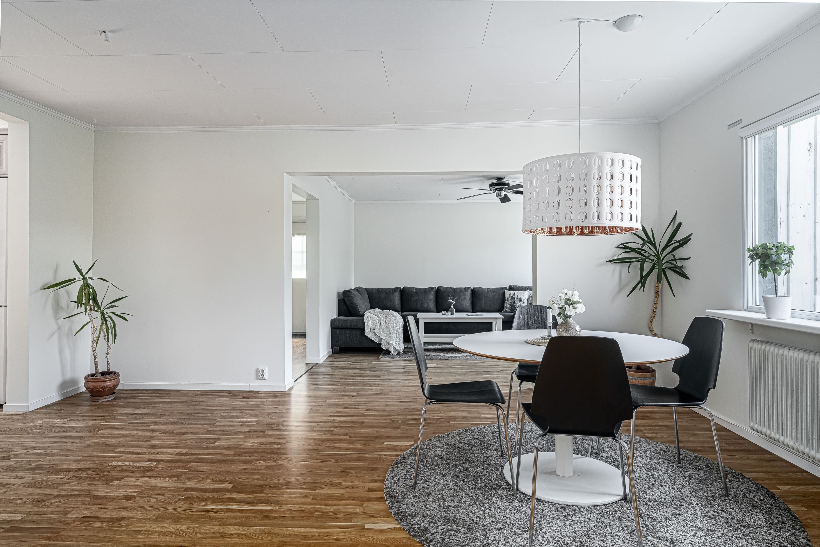 Öppen matplats centralt i huset