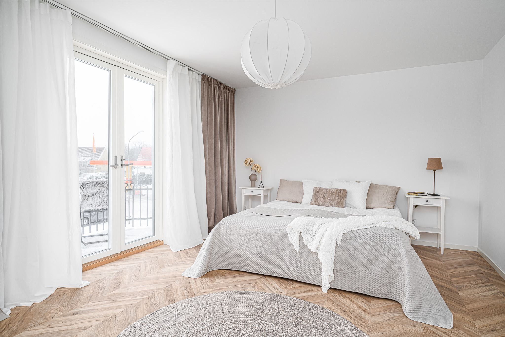Rymligt och ljust sovrum med balkong