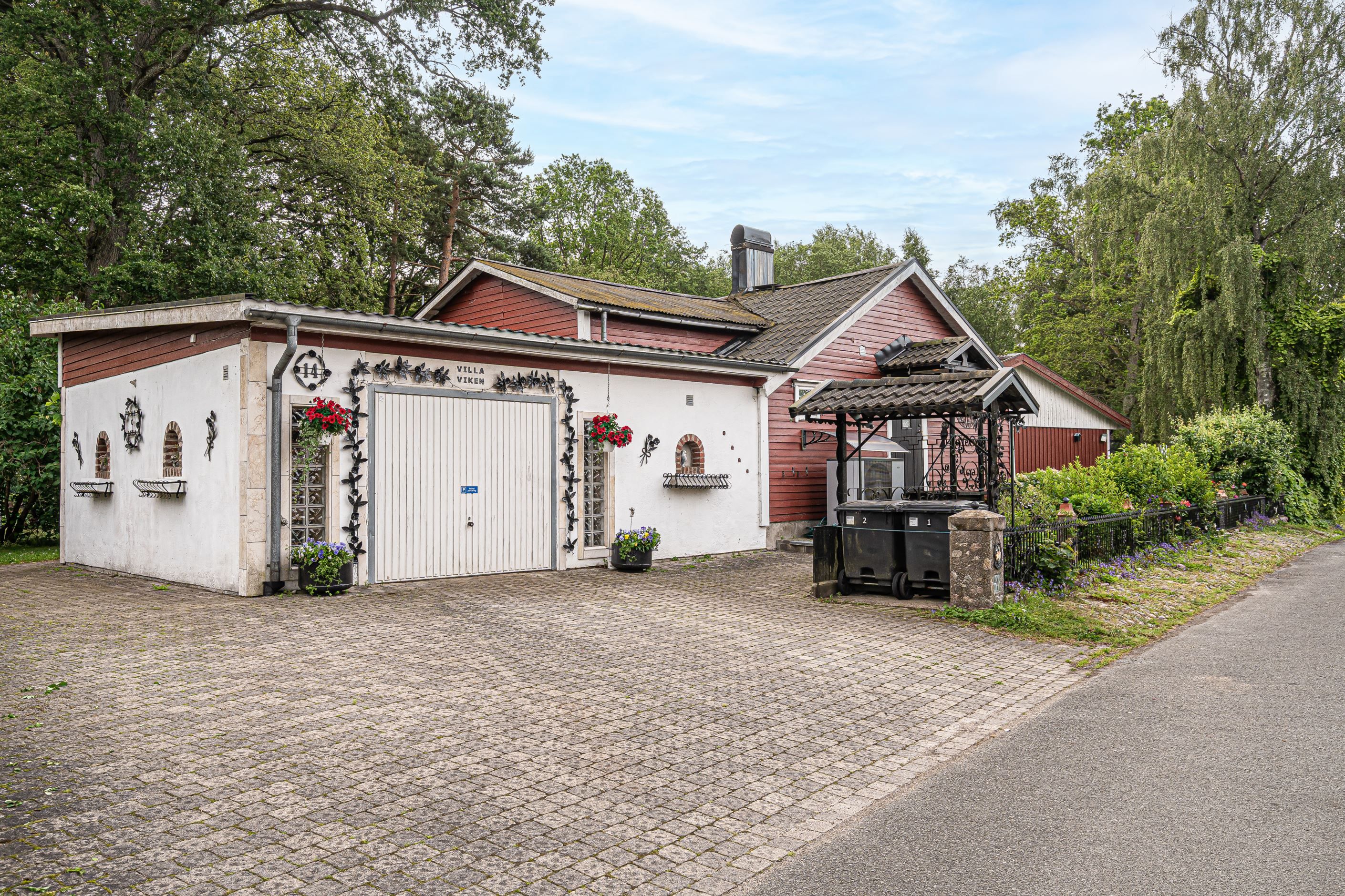Garage med stenlagd uppfart
